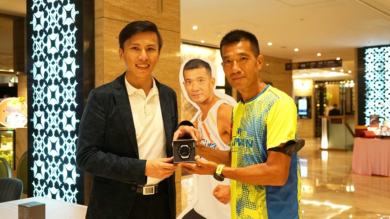 Garmin亞洲區行銷與業務副總經理林孟垣，致贈羅維銘首款太陽能智慧跑錶Forerunner 955。