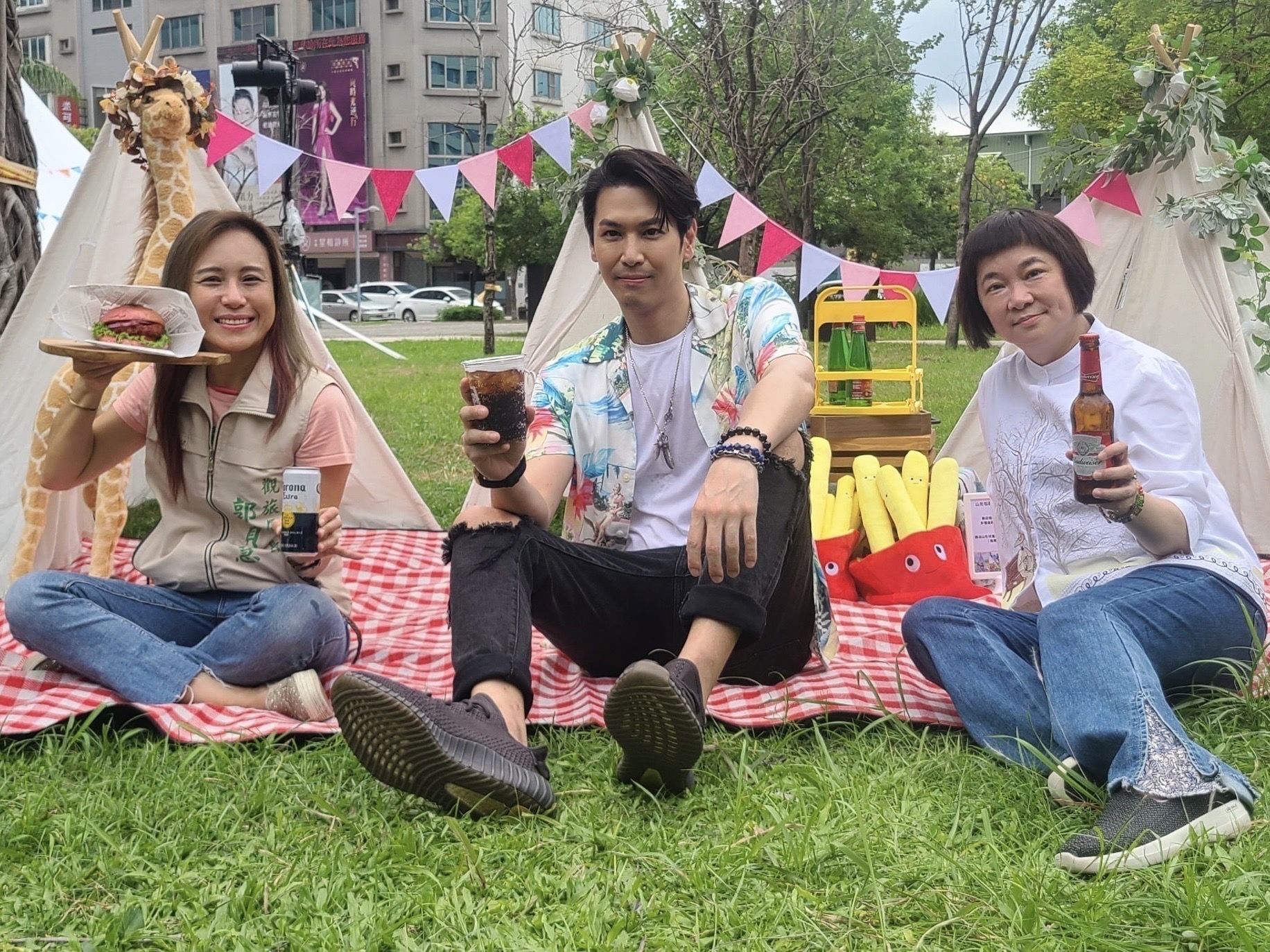 臺南觀光旅遊局長郭貞慧(左)藝人陳德烈(中)臺南晶英酒店總經理李靖文(右)一起參與府城漢堡節 臺南觀光旅遊局長郭貞慧(左)藝人陳德烈(中)臺南晶英酒店總經理李靖文(右)一起參與府城漢堡節