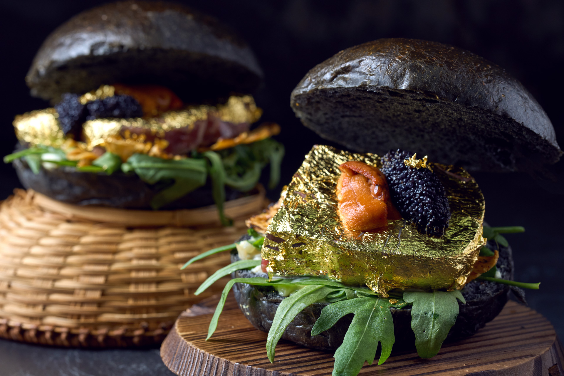 臺南晶英酒店以南部特有西瓜綿,搭配關廟鳳梨再加上包裹金箔的炭烤A5厚切和牛肉、北海道海膽和高級魚子醬,推出黑金和牛海膽西瓜綿堡。 臺南晶英酒店以南部特有西瓜綿,搭配關廟鳳梨再加上包裹金箔的炭烤A5厚切和牛肉、北海道海膽和高級魚子醬,推出黑金和牛海膽西瓜綿堡。