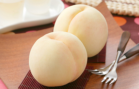 岡 山 白 桃 ， 高 雅 白 皙 色 澤 ， 嬌 嫩 欲 滴 