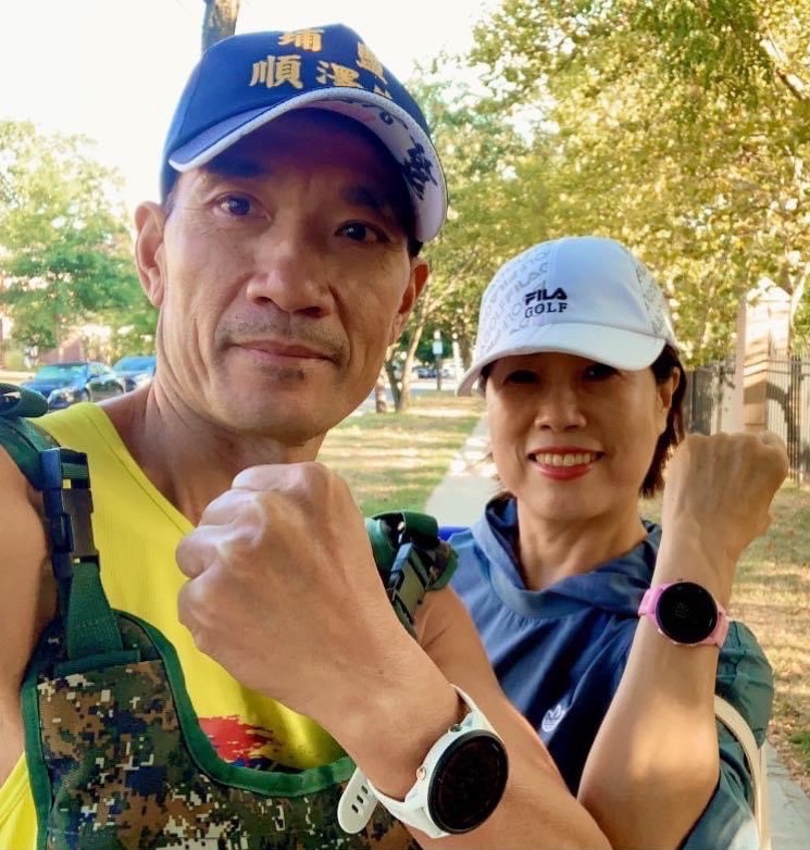 羅 維 銘 今 年 二 度 參 賽 , 有 太 太 徐 春 梅 從 旁 協 助 。 羅 維 銘 今 年 二 度 參 賽 , 有 太 太 徐 春 梅 從 旁 協 助 。