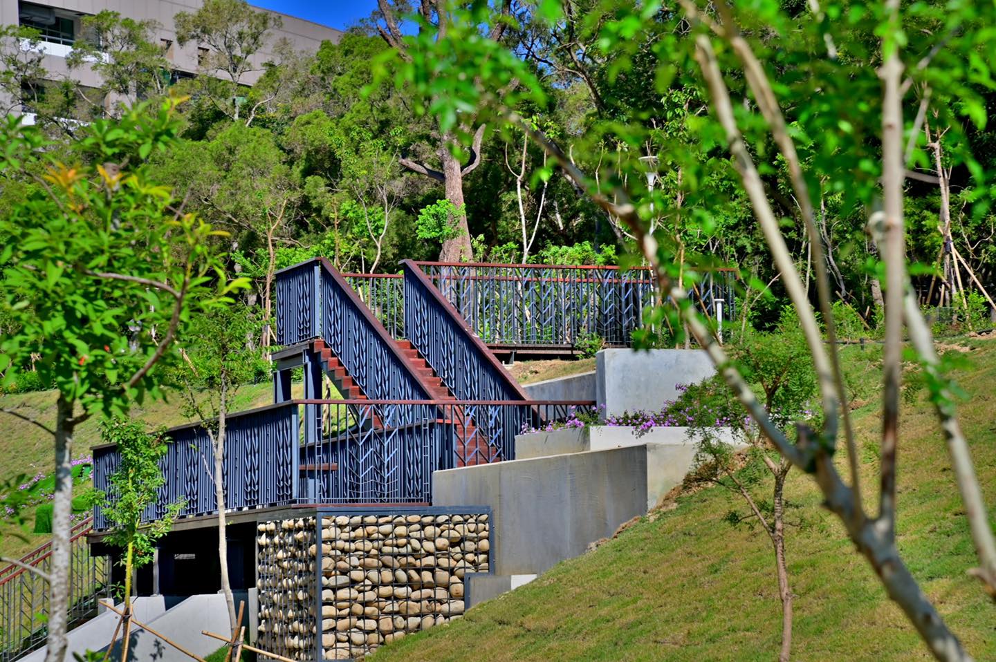 東 大 溪 上 游 的 礫 間 淨 化 場 ， 地 面 設 有 景 觀 步 道 