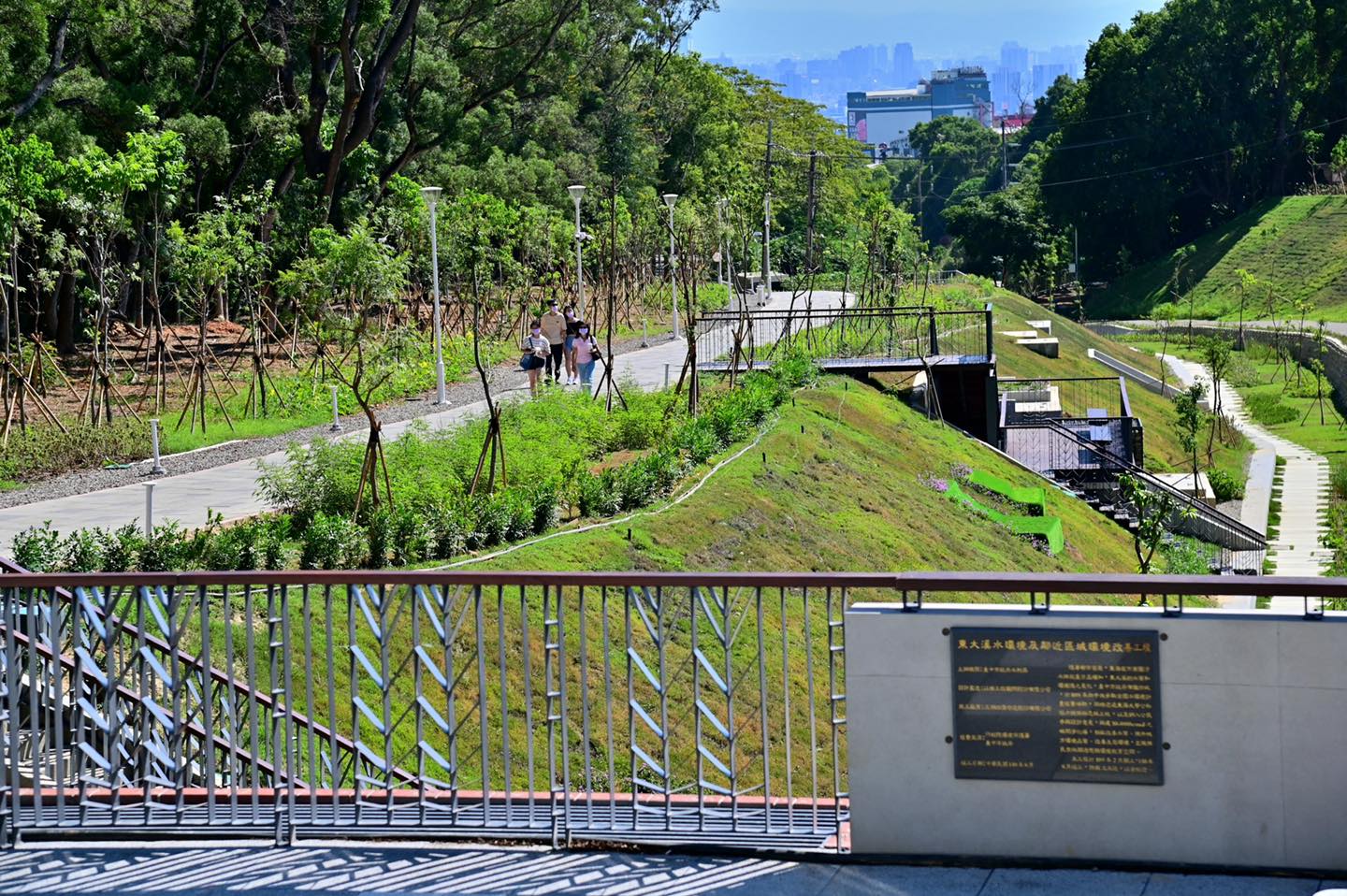  ▲ 東 大 溪 上 游 的 礫 間 淨 化 場 ， 地 面 設 有 景 觀 步 道 