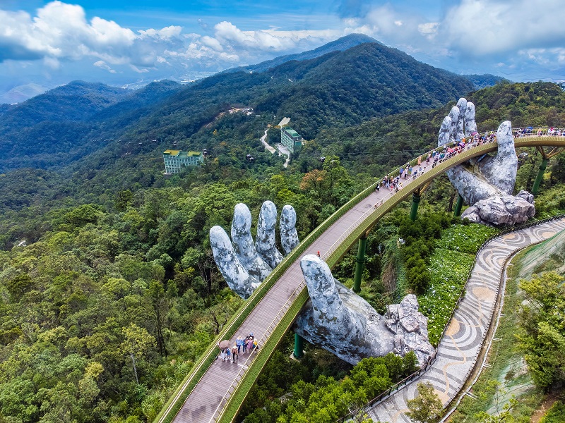 中 越 峴 港 包 機 將 於 1 2 月 啟 動 ， 易 飛 網 強 力 推 薦 最 夯 打 卡 景 點 巨 人 之 手 與 黃 金 橋 。 