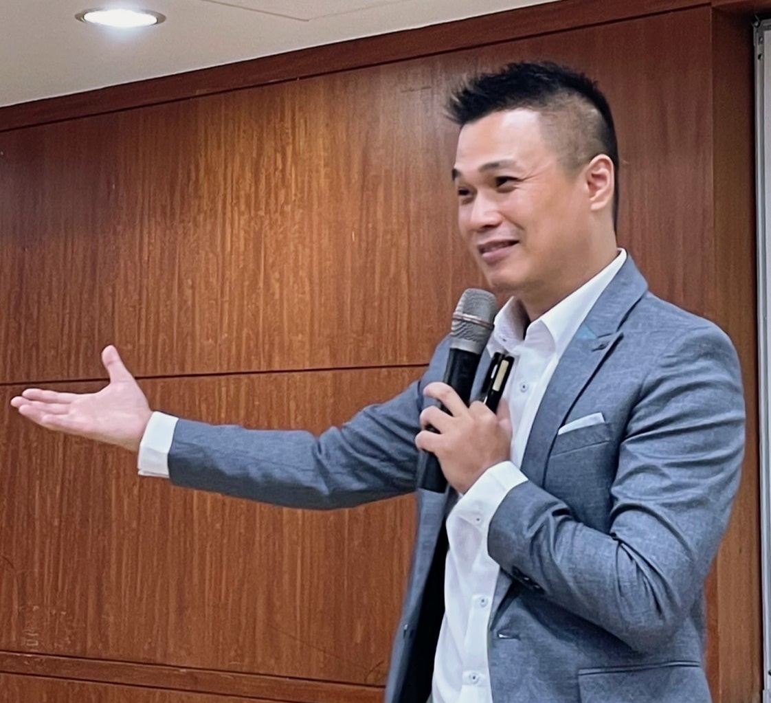 房 產 知 名 講 師 房 產 M o n e y 哥 賴 政 昌 ， 具 有 多 年 理 財 課 程 授 課 經 驗 受 到 很 多 學 員 喜 愛 。 