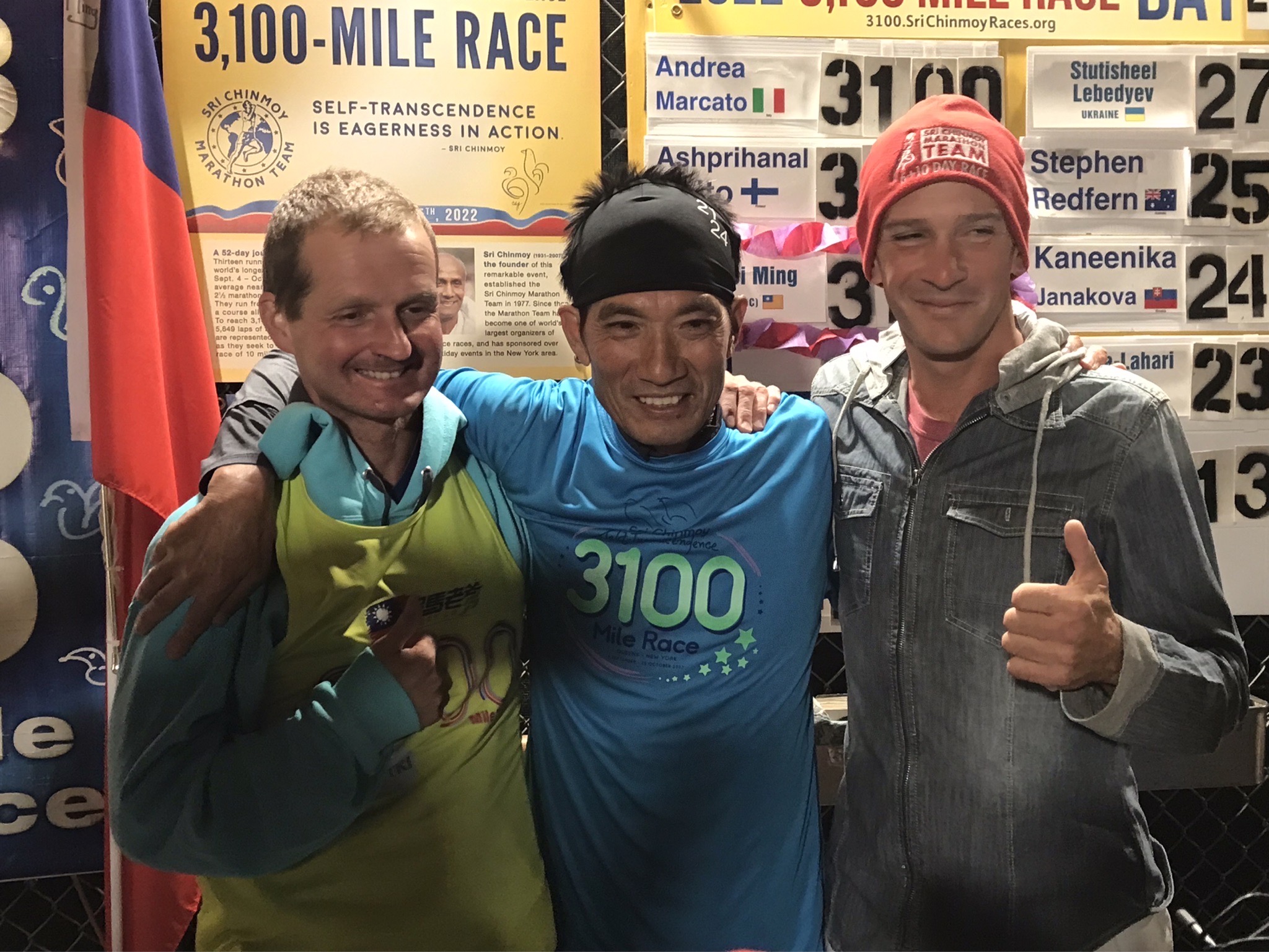 第 2 6 屆 3 1 0 0 英 里 賽 前 三 名 選 手 合 影 留 念 ， 左 起 芬 蘭 選 手 A s h p r i h a n a l   A a l t o 、 羅 維 銘 、 義 大 利 選 手 A n d r e a   M a r c a t o 。 （ 圖 片 來 源 ： S r i   C h i n m o y   U l t r a   r a c e ） 