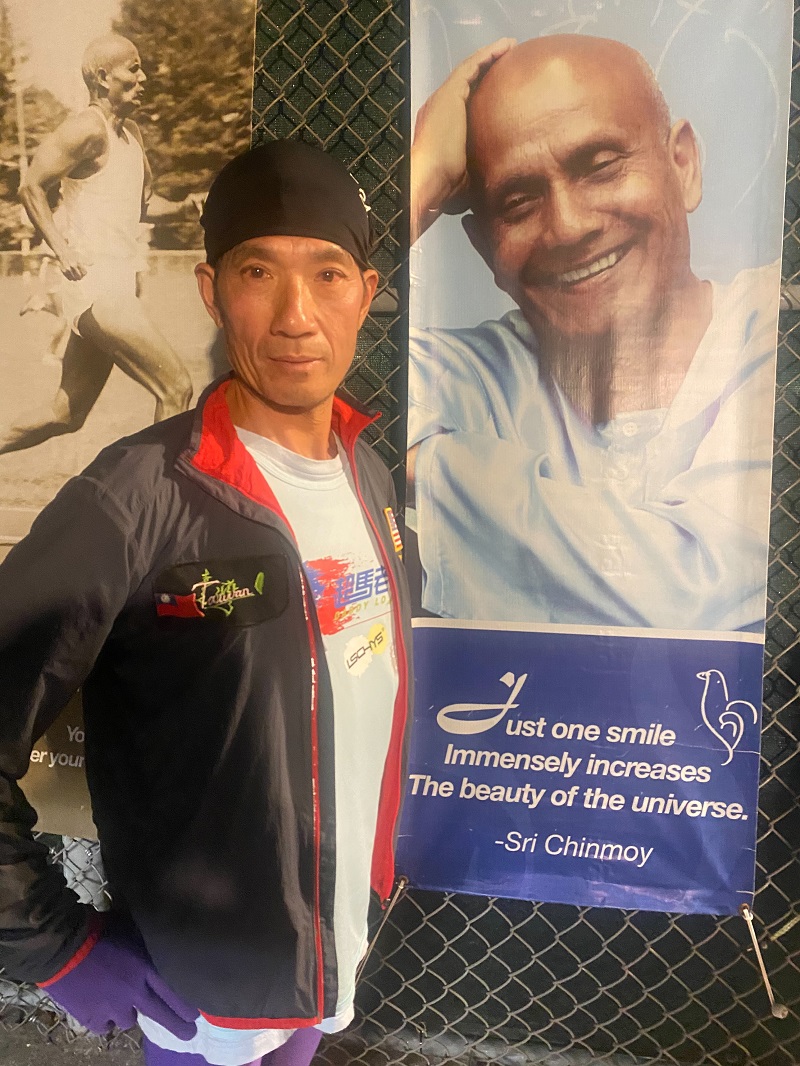 羅 維 銘 與 3 1 0 0 英 里 賽 事 創 辦 人 S r i   C h i n m o y 的 照 片 合 影 。 