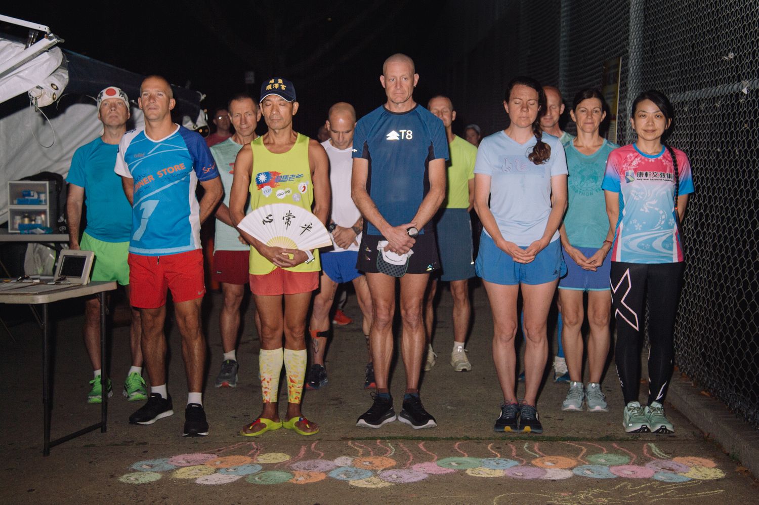 9 月 4 日 開 賽 第 一 天 ， 選 手 們 於 起 跑 點 上 準 備 。 （ 圖 片 來 源 ： S r i   C h i n m o y   U l t r a   r a c e ） 