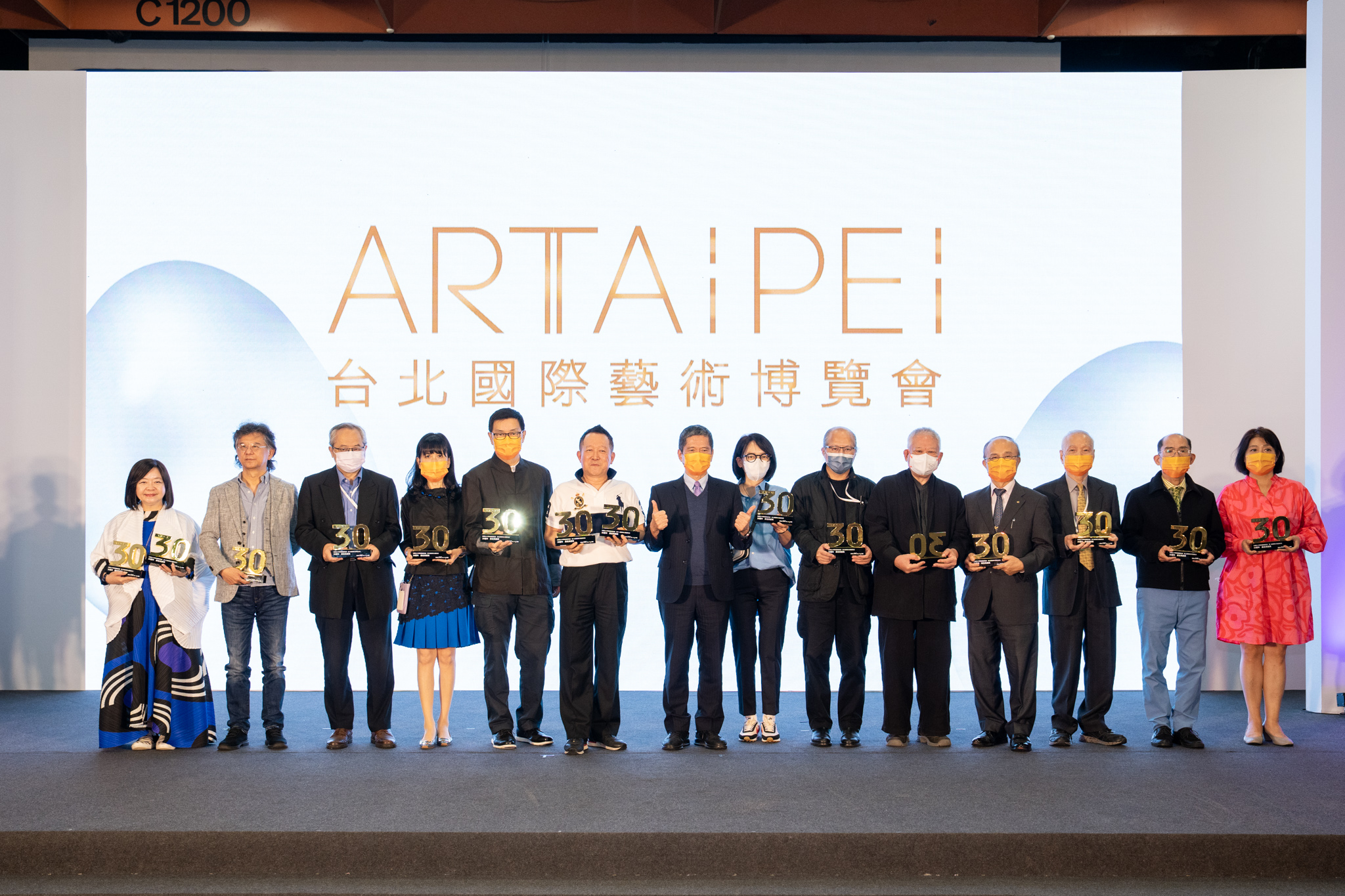 畫 廊 協 會 3 0 週 年 最 佳 貢 獻 獎   -   歷 屆 理 事 長 與 代 表 齊 聚 A R T   T A I P E I   2 0 2 2 開 幕 式 會 場 