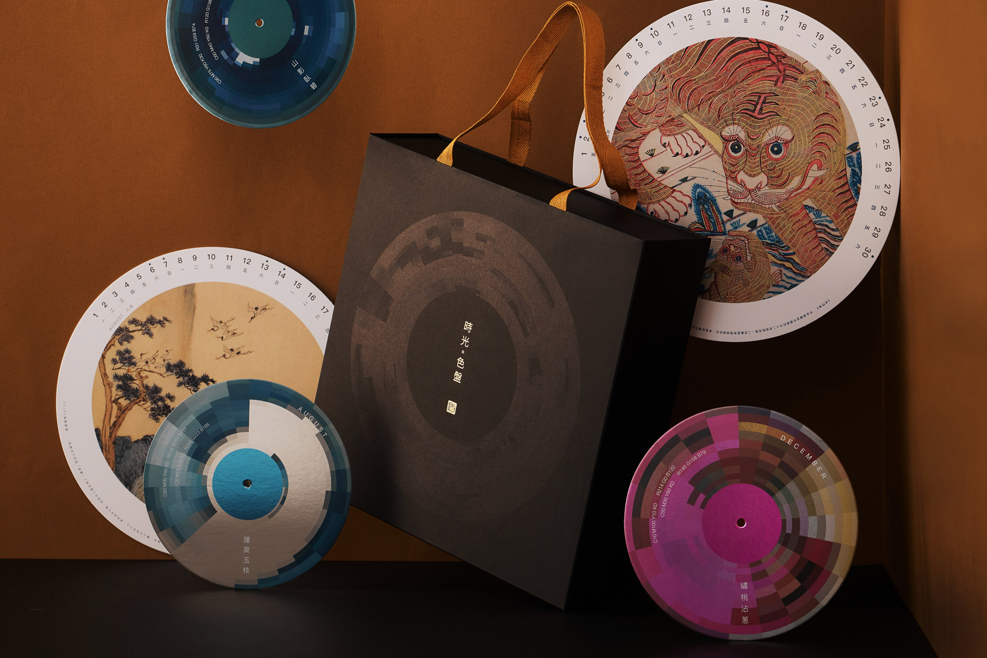 史 博 館 2 0 2 2 《 時 光 色 盤 》 掛 曆 。 史 博 館 2 0 2 2 《 時 光 色 盤 》 掛 曆 。