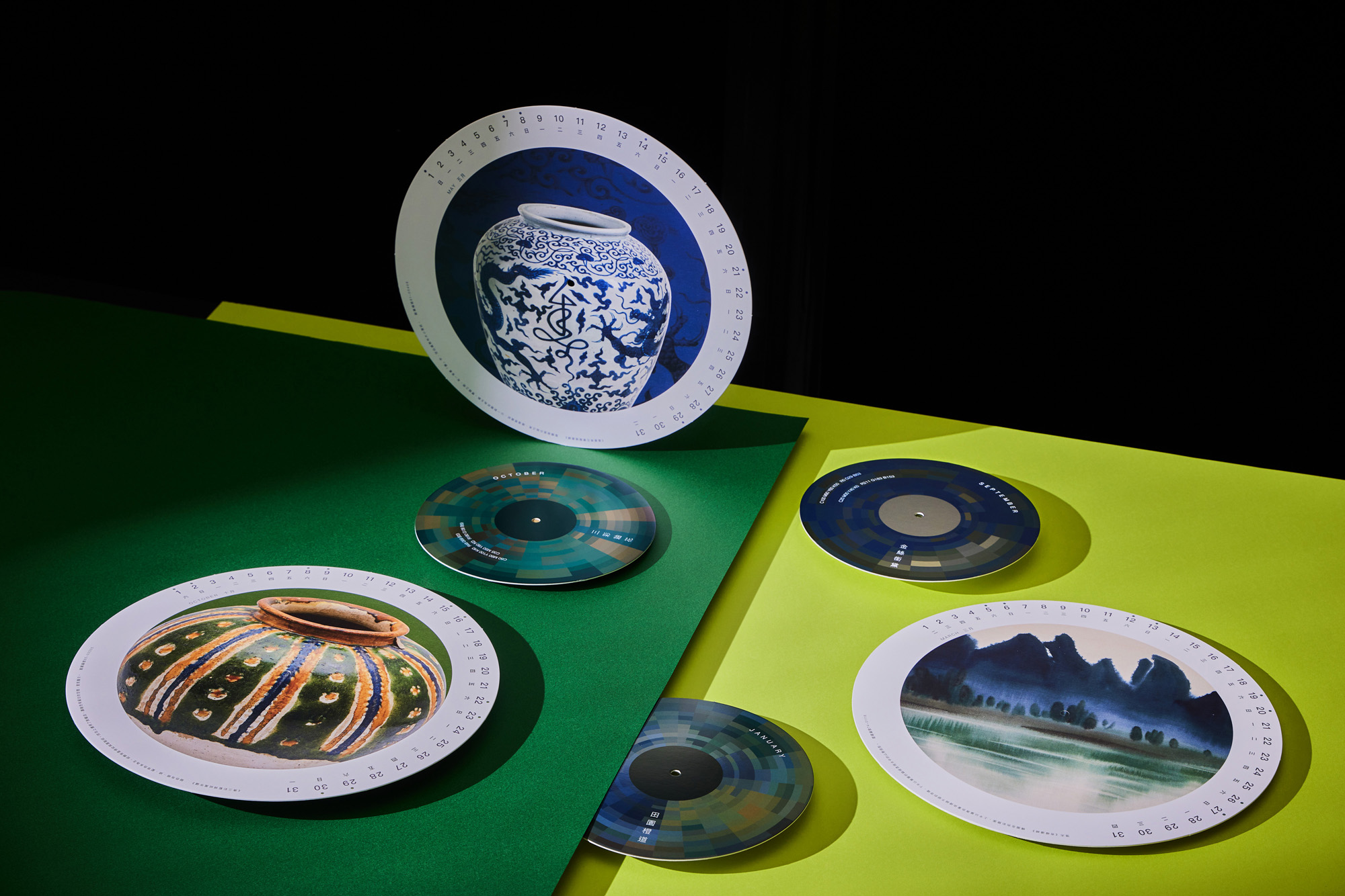 玩 「 轉 」 光 影 與 印 刷 工 藝 , 光 影 的 變 化 也 是 本 次 設 計 巧 思 。 玩 「 轉 」 光 影 與 印 刷 工 藝 , 光 影 的 變 化 也 是 本 次 設 計 巧 思 。