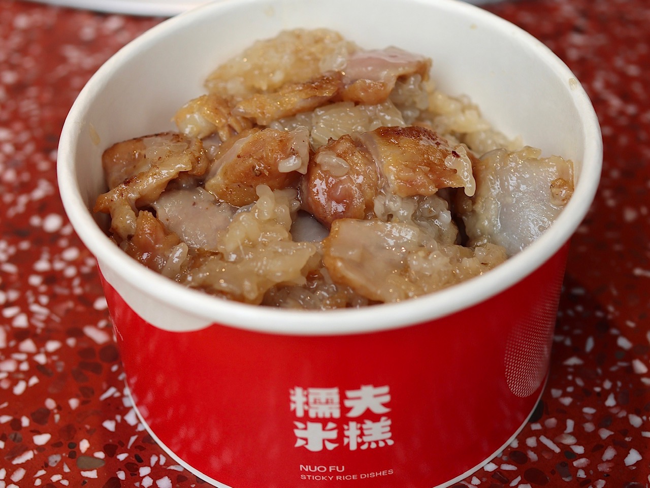 全 臺 最 夯 的 糯 夫 米 糕 ， 在 2 0 2 2 臺 南 餐 酒 嘉 年 華 也 能 品 嘗 到 濃 郁 麻 油 香 氣 與 綿 密 的 口 感 的 超 人 氣 米 糕 