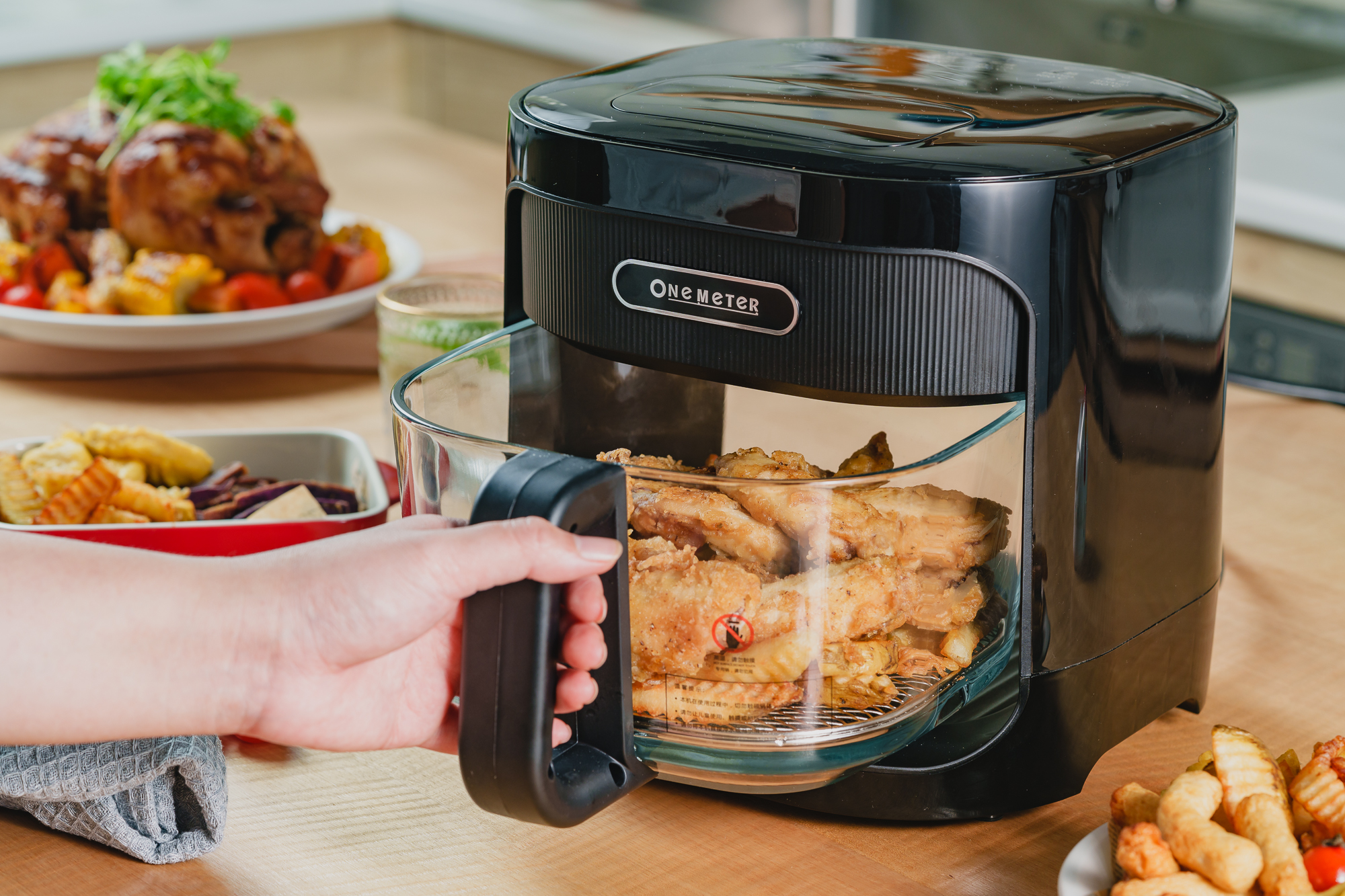 o n e - m e t e r 玻 霸 鍋 , 4 . 5 L 超 大 容 量 , 1 1 1 1 單 身 趴 即 可 成 行 。 ( 圖 : 上 洋 產 業 提 供 ) o n e - m e t e r 玻 霸 鍋 , 4 . 5 L 超 大 容 量 , 1 1 1 1 單 身 趴 即 可 成 行 。 ( 圖 : 上 洋 產 業 提 供 )