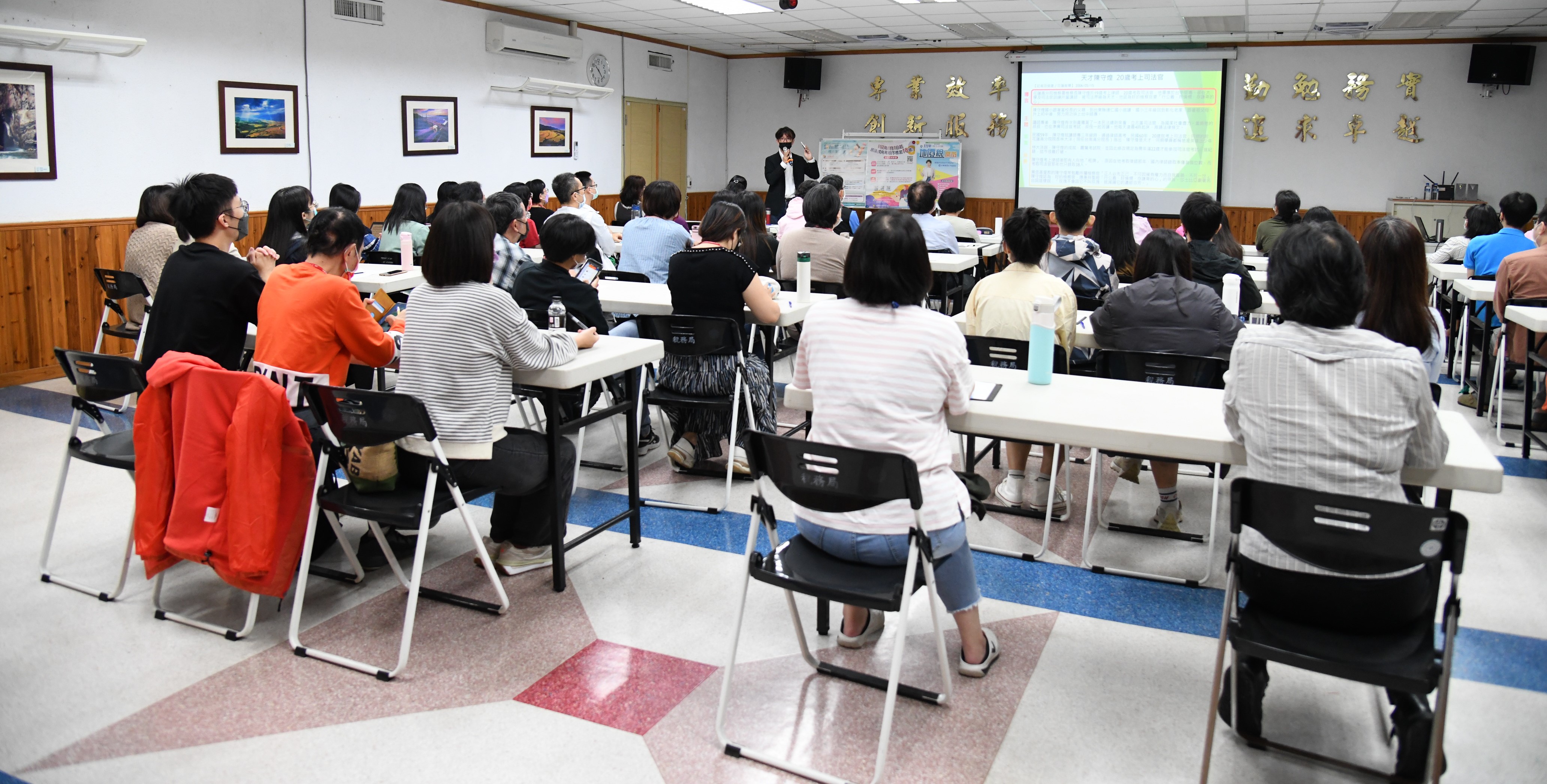 「 新 聞 危 機 處 理 暨 新 聞 撰 寫 實 例 分 享 」 講 座 共 有 七 十 多 人 參 加 。 ( 圖 / 東 華 公 共 事 務 研 究 學 會 提 供 ) 