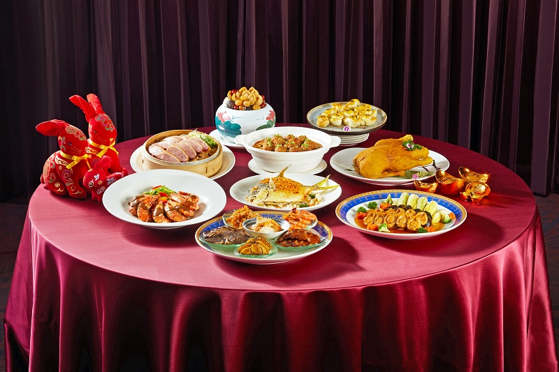 福 容 年 菜 外 帶 ， 結 合 當 地 的 食 材 與 主 廚 的 巧 思 