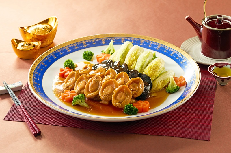 福 容 桃 園 機 捷 A 8 店 開 春 盈 富 滿 元 寶 ， 獲 得 知 名 年 菜 評 比 金 賞 獎 ， 是 圍 爐 團 圓 首 選 佳 餚 