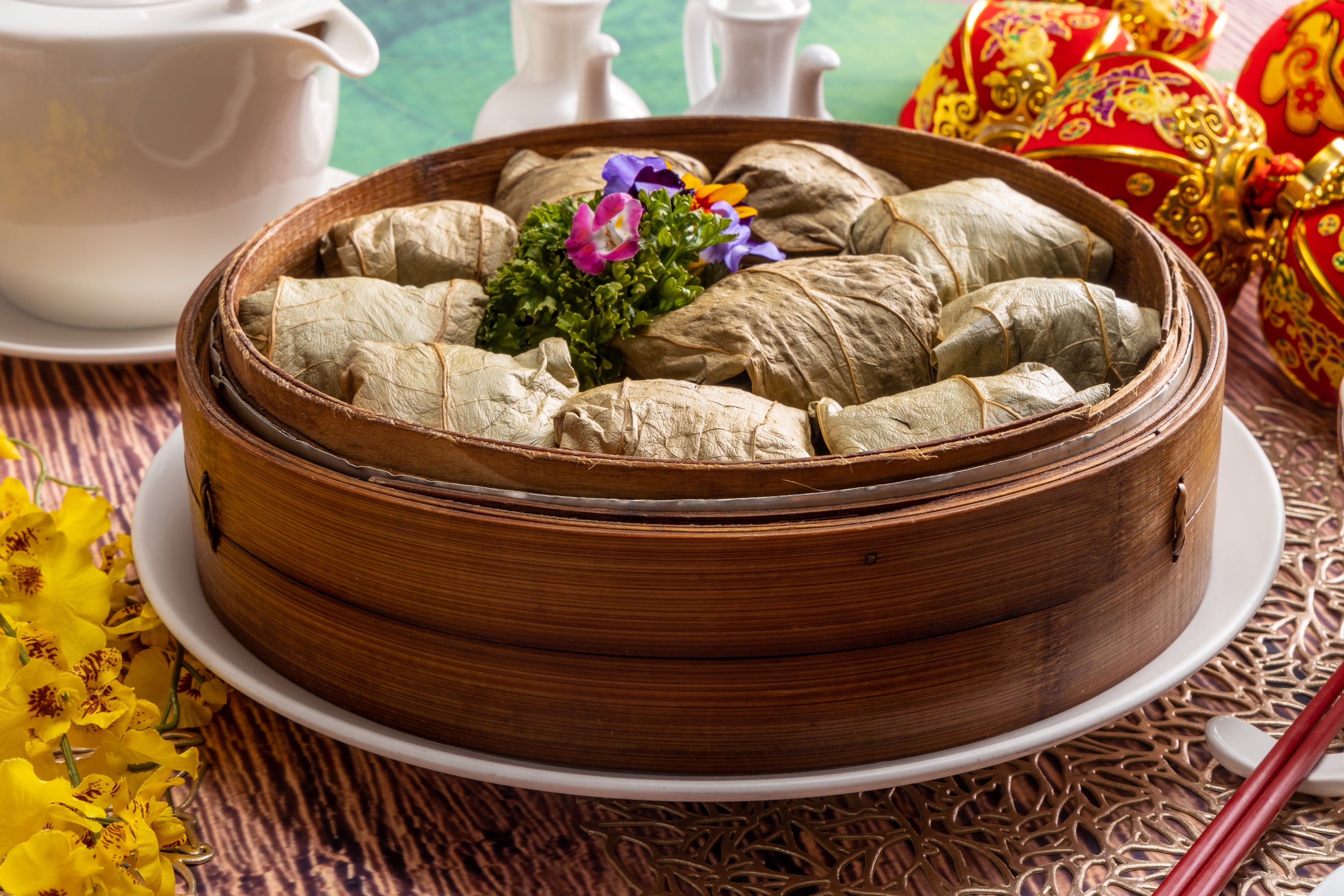 福 容 桃 園 店 荷 葉 糯 米 雞 ， 鹹 香 口 味 、 口 感 綿 密 ， 一 口 咬 下 大 大 滿 足 