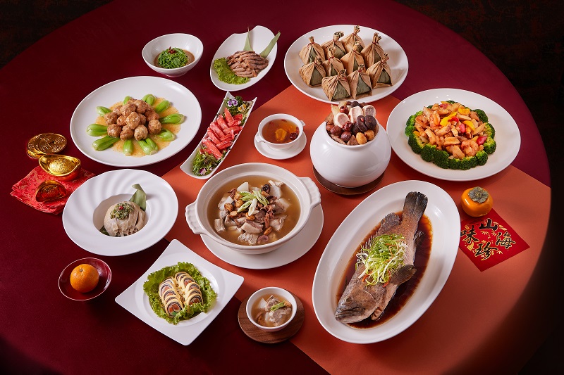 福 容 高 雄 店 團 圓 外 帶 年 菜 組 ， 五 道 極 品 菜 色 與 兩 款 經 典 湯 品 ， 1 0 人 份 優 惠 價 9 , 9 9 9 元 