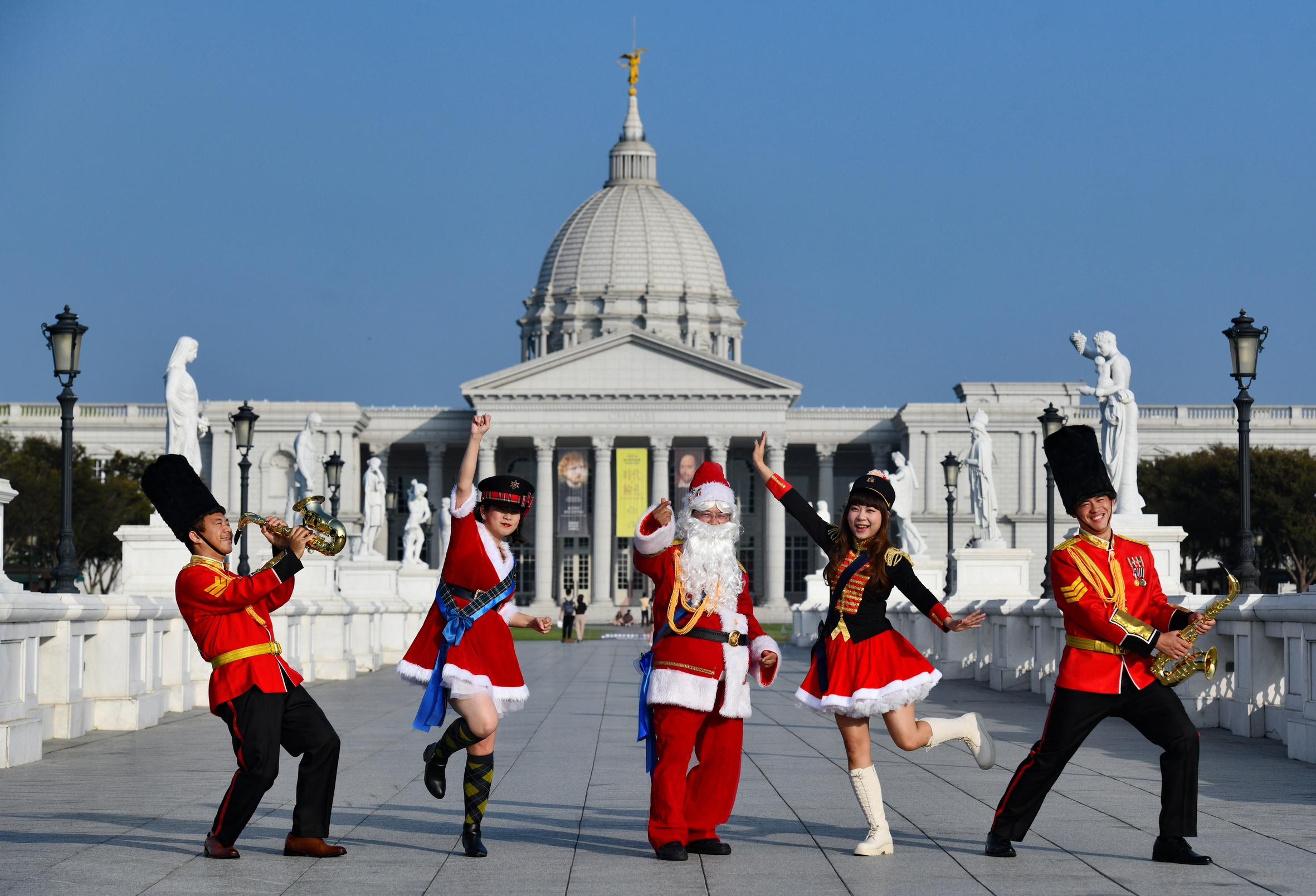 奇 美 博 物 館 「 2 0 2 2 聖 誕 週 末 」 即 將 登 場 , 聖 誕 老 公 公 將 首 次 與 英 國 士 兵 一 同 遊 行 。 圖 / 奇 美 博 物 館 奇 美 博 物 館 「 2 0 2 2 聖 誕 週 末 」 即 將 登 場 , 聖 誕 老 公 公 將 首 次 與 英 國 士 兵 一 同 遊 行 。 圖 / 奇 美 博 物 館