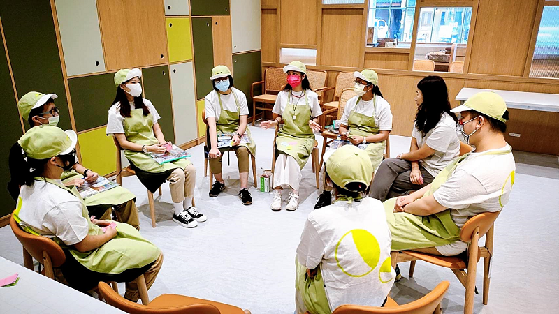 開 設 系 列 課 程 ， 幫 助 孩 子 體 驗 自 我 價 值 