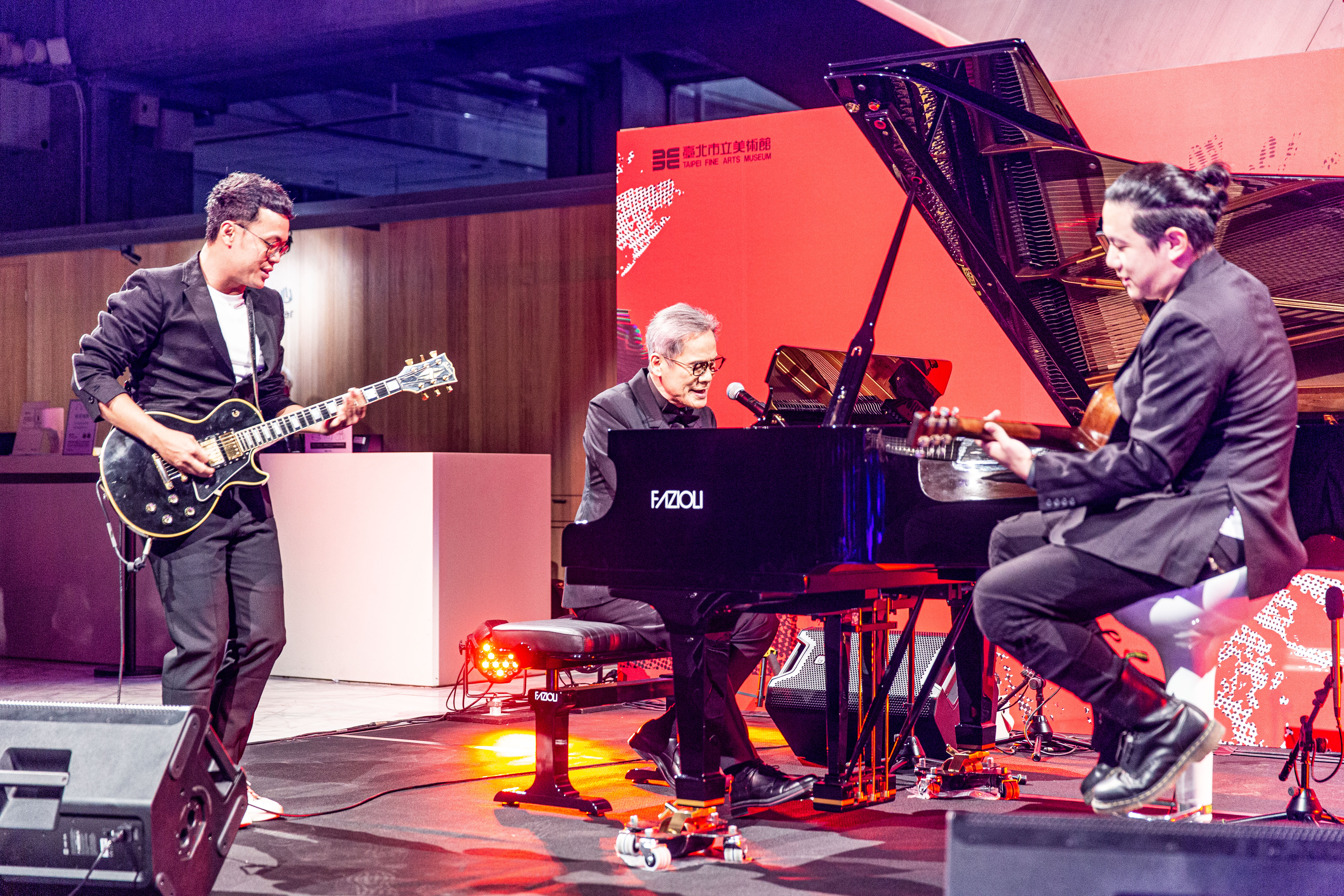 展 覽 開 幕 式 特 別 邀 請 音 樂 人 羅 大 佑 演 出 1 9 8 0 年 代 經 典 歌 曲 圖 / 臺 北 市 立 美 術 館 提 供 展 覽 開 幕 式 特 別 邀 請 音 樂 人 羅 大 佑 演 出 1 9 8 0 年 代 經 典 歌 曲 圖 / 臺 北 市 立 美 術 館 提 供