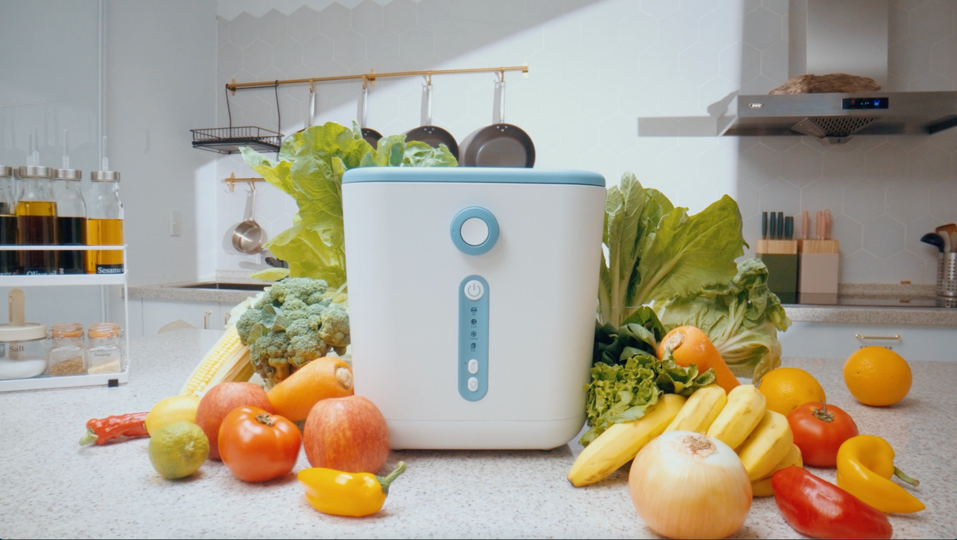 o n e - m e t e r 新 品 智 能 乾 燥 廚 餘 機 ， 3 公 升 容 量 首 創 雙 重 過 濾 除 臭 殺 菌 系 統 和 乾 燥 廚 餘 技 術 ， 藍 白 機 身 平 易 近 人 、 視 覺 清 爽 。 （ 上 洋 產 業 提 供 ） 