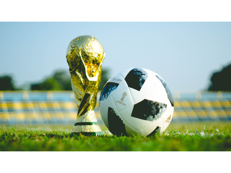 2022卡達世足開踢，場內上演國家隊競技，場外周邊商機也正在發酵。（圖／Unsplash）