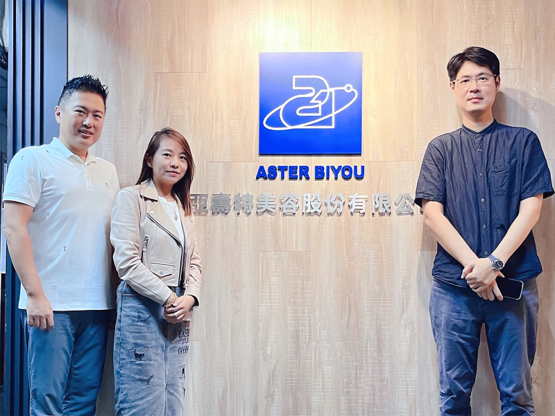 亞壽特美容與象跡負責人合影