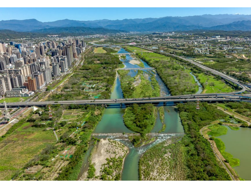 台科大重劃區水岸首排清一色為豪宅建設，少有精品住宅規劃。
