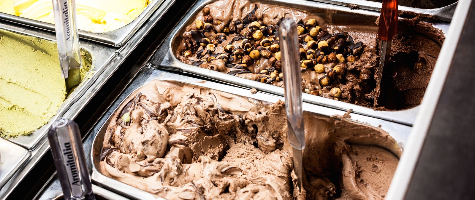 圖 說 _ O l d B r i d g e 講 究 食 材 新 鮮 搭 配 牛 奶 純 度 與 製 成 冰 淇 淋 後 在 口 中 的 尾 韻 , 以 科 學 測 量 精 準 度 加 上 職 人 工 藝 般 的 製 作 精 神 成 就 「 T h e B e s t G e l a t o i n R o m a 」 圖 說 _ O l d B r i d g e 講 究 食 材 新 鮮 搭 配 牛 奶 純 度 與 製 成 冰 淇 淋 後 在 口 中 的 尾 韻 , 以 科 學 測 量 精 準 度 加 上 職 人 工 藝 般 的 製 作 精 神 成 就 「 T h e B e s t G e l a t o i n R o m a 」