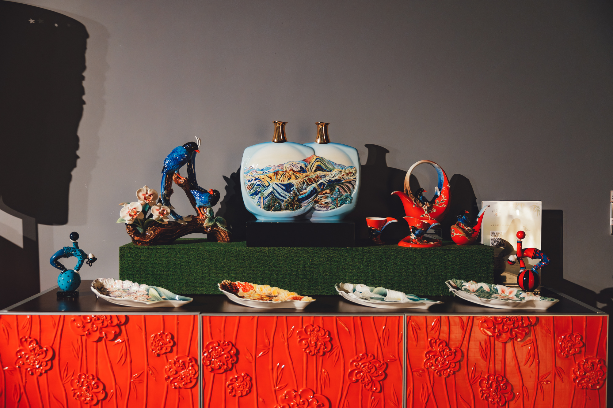 《 絕 美 之 島 — 縮 時 台 灣 映 像 誌 》 全 沉 浸 體 驗 展 現 場 亦 能 欣 賞 法 藍 瓷 的 精 品 瓷 器 。 