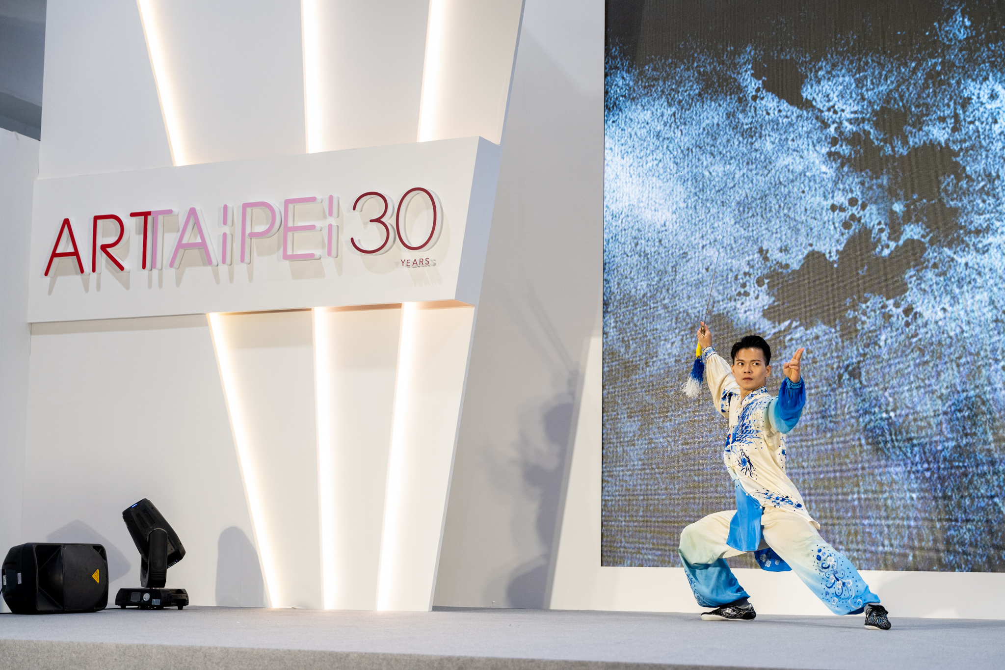 太 極 拳 、 太 極 劍 國 手 孫 家 閎 與 M I T 新 人 獎 藝 術 家 劉 呈 祥 共 同 合 作 演 出 太 極 拳 、 太 極 劍 國 手 孫 家 閎 與 M I T 新 人 獎 藝 術 家 劉 呈 祥 共 同 合 作 演 出