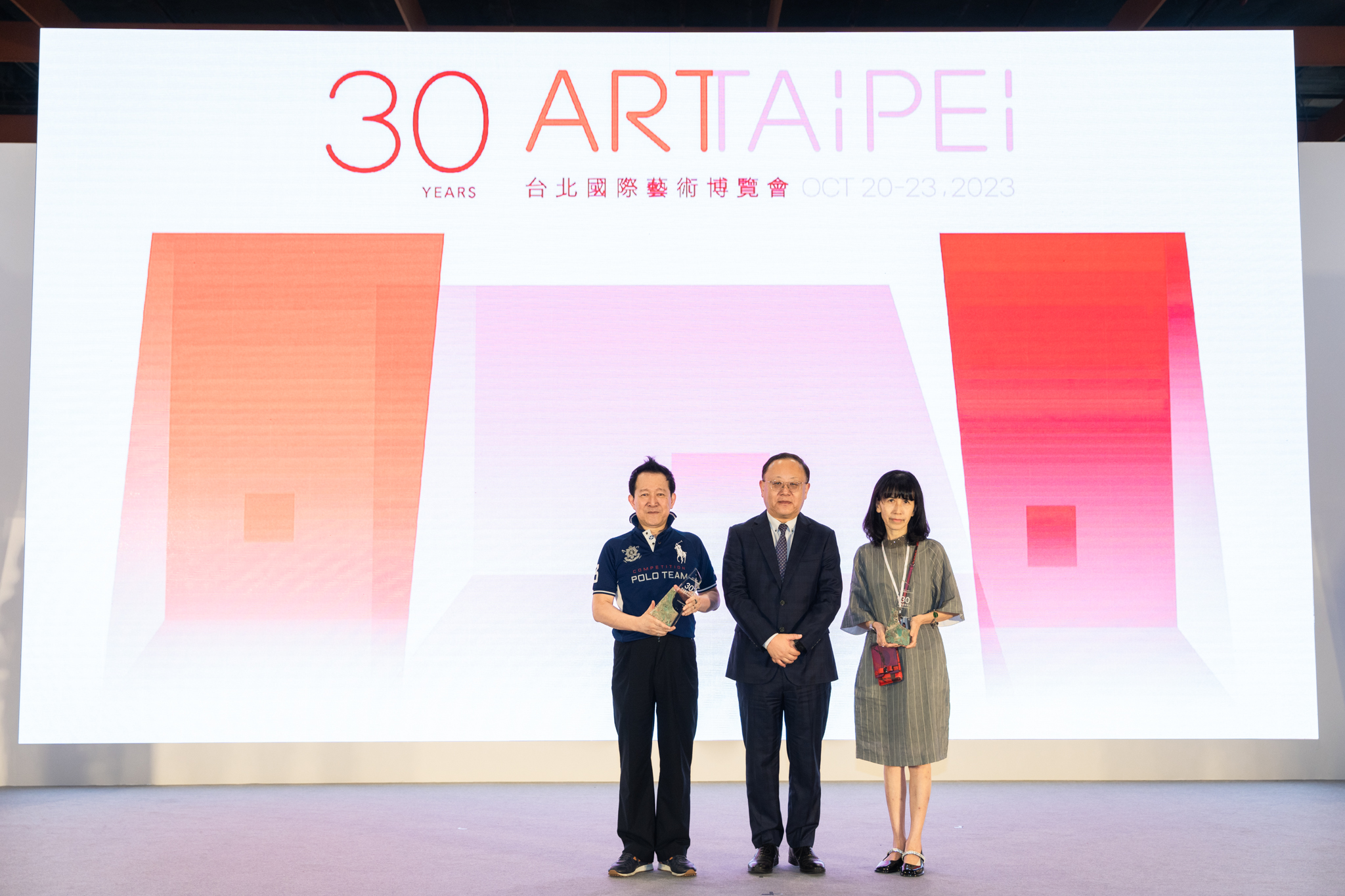 三 十 年 全 勤 榮 譽 獎 章 左 起 為 畫 傳 承 藝 術 中 心 張 逸 羣 、 文 化 部 長 史 哲 、 首 都 藝 術 中 心 廖 小 玟 女 士 三 十 年 全 勤 榮 譽 獎 章 左 起 為 畫 傳 承 藝 術 中 心 張 逸 羣 、 文 化 部 長 史 哲 、 首 都 藝 術 中 心 廖 小 玟 女 士