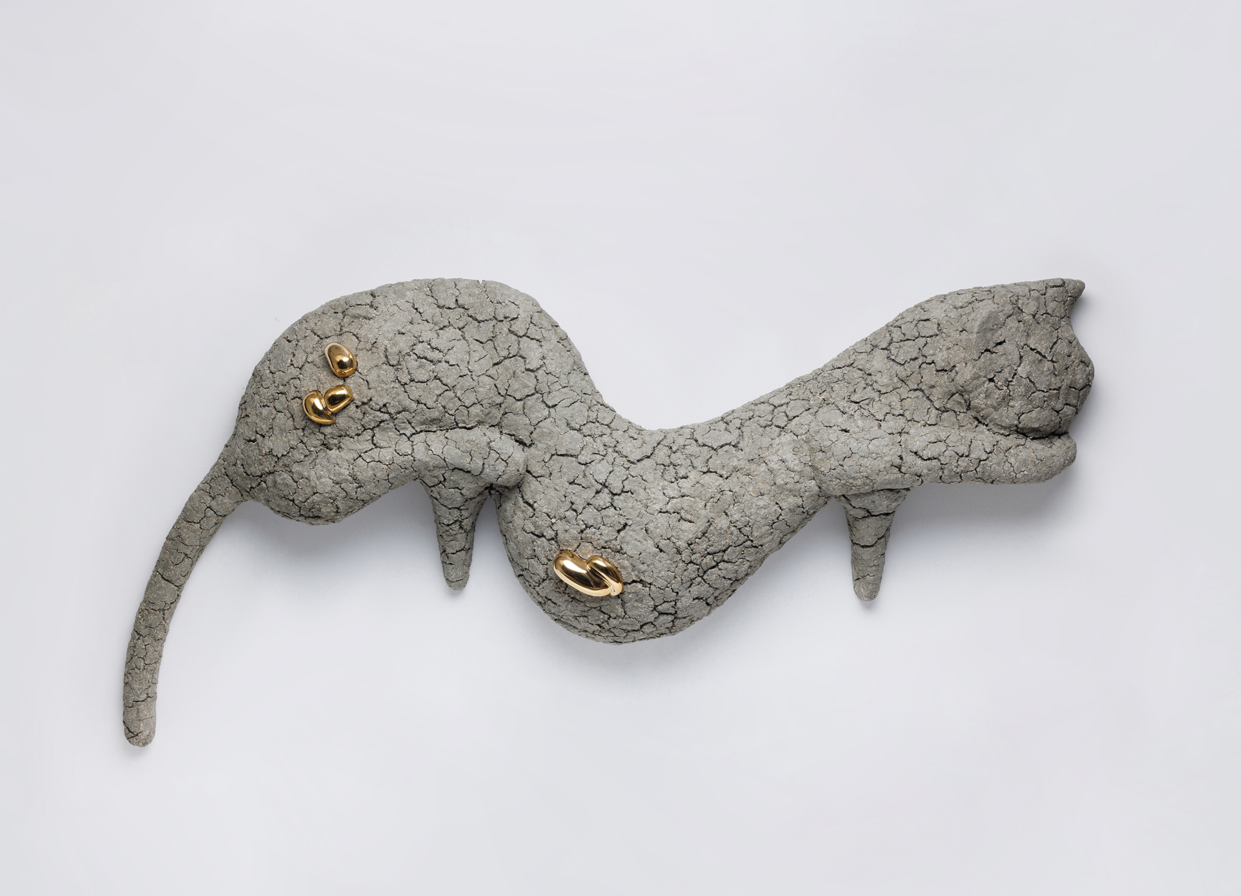 羅 智 信 《 C a t L i t t e r C a t ( 蹲 著 ) 》 , 2 0 2 3 。 貓 砂 、 鑄 銅 、 玻 璃 纖 維 樹 脂 、 無 酸 樹 脂 、 棉 布 、 清 漆 _ 9 6 x 5 0 x 1 5 c m ( 圖 / 谷 公 館 ) 羅 智 信 《 C a t L i t t e r C a t ( 蹲 著 ) 》 , 2 0 2 3 。 貓 砂 、 鑄 銅 、 玻 璃 纖 維 樹 脂 、 無 酸 樹 脂 、 棉 布 、 清 漆 _ 9 6 x 5 0 x 1 5 c m ( 圖 / 谷 公 館 )