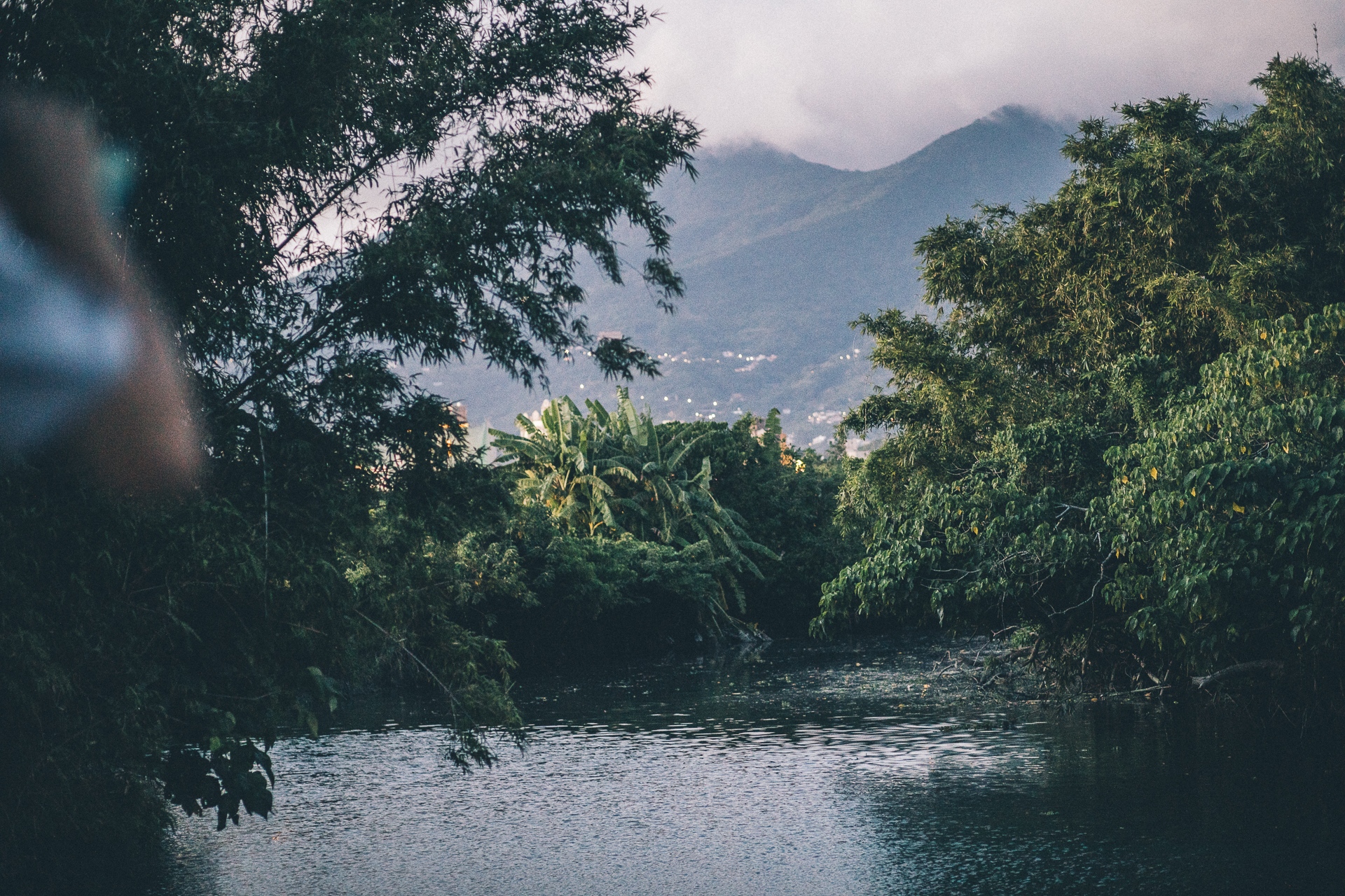 走 一 條 五 分 港 溪 ， 景 緻 
