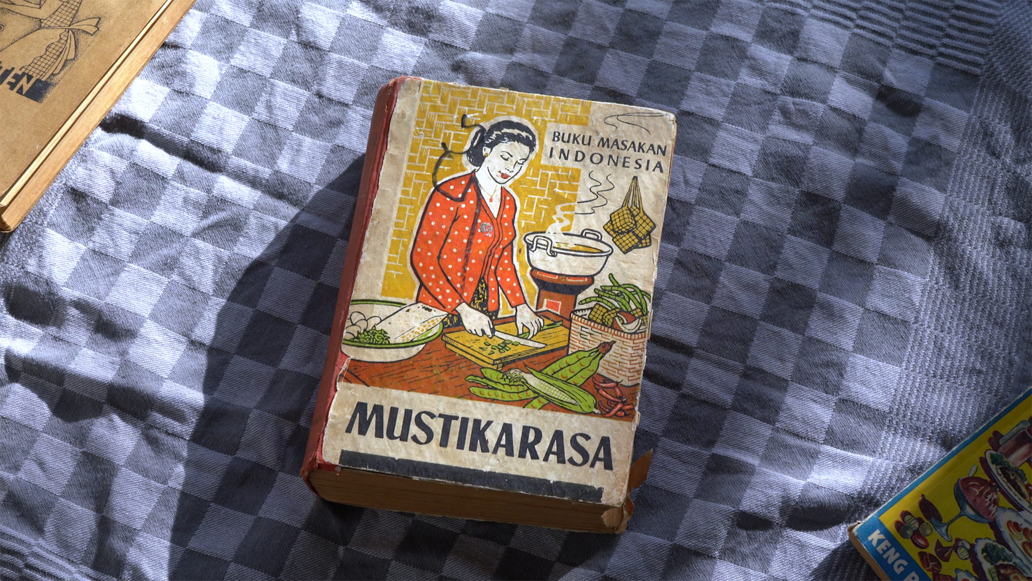 佐 藤 未 來 《 書 與 刀 》 , 2 0 2 1 。 ( 圖 / 佐 藤 未 來 ) 佐 藤 未 來 《 書 與 刀 》 , 2 0 2 1 。 ( 圖 / 佐 藤 未 來 )