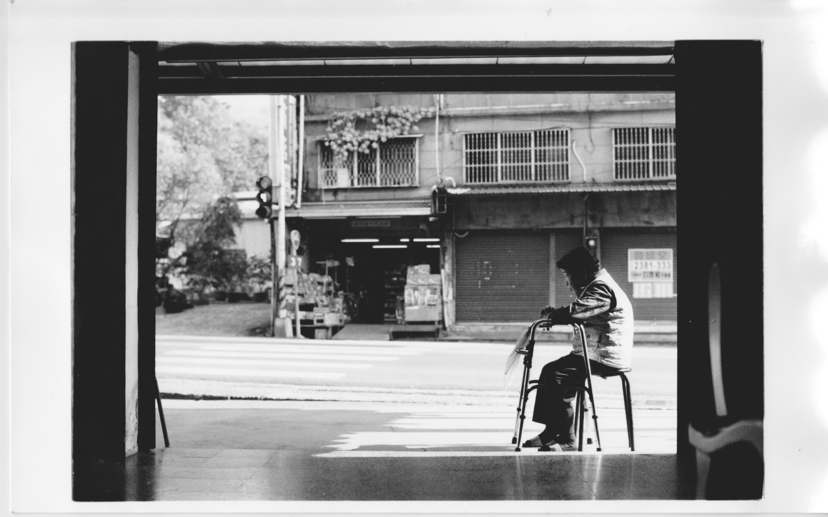 張 君 慈 《 奶 奶 、 叔 叔 與 狗 》 , 2 0 2 1 。 ( 圖 / 張 君 慈 ) 張 君 慈 《 奶 奶 、 叔 叔 與 狗 》 , 2 0 2 1 。 ( 圖 / 張 君 慈 )