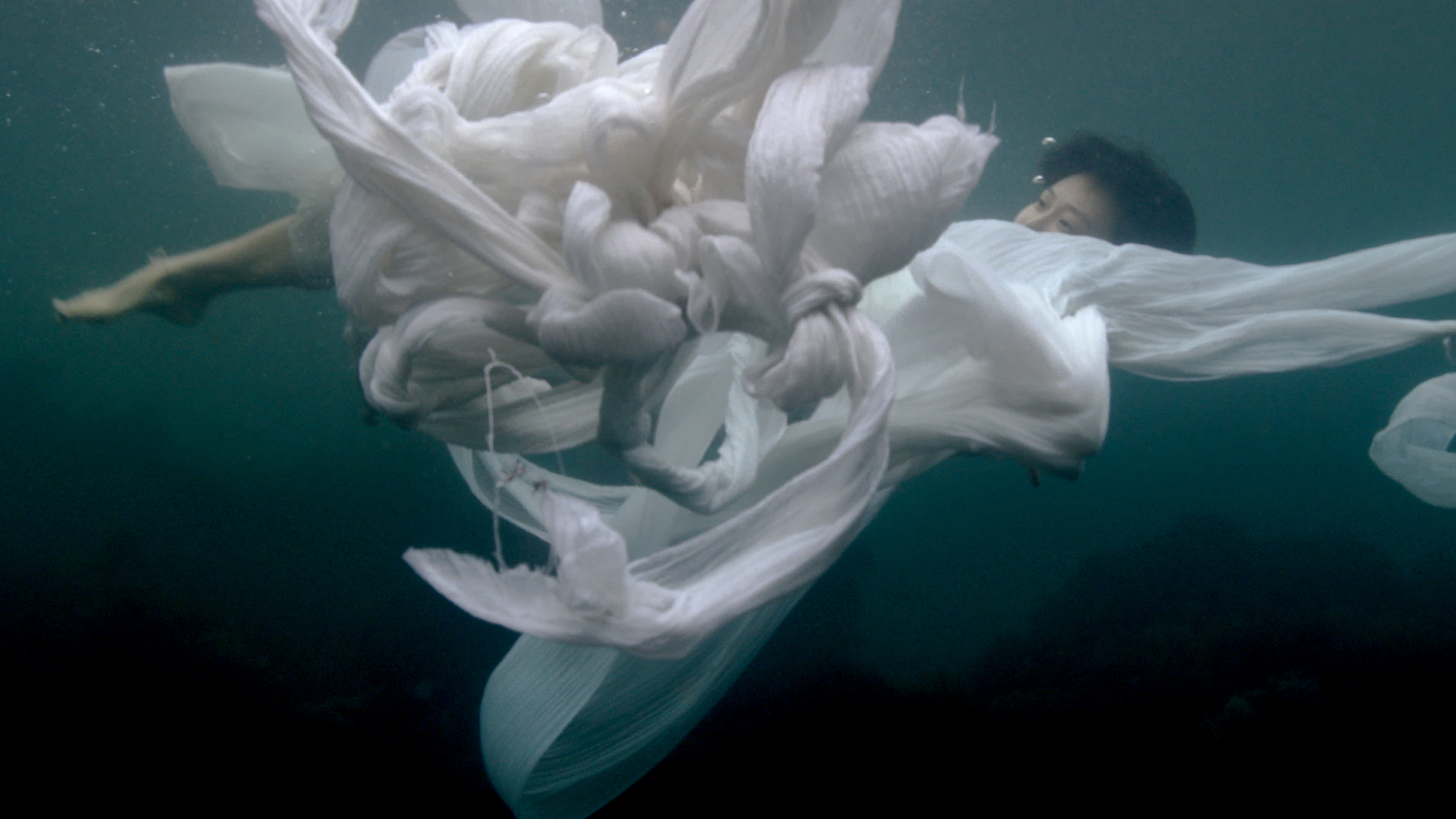 簡 ・ 金 ・ 凱 森 , 《 獻 祭 — 盤 繞 擁 抱 》 , 2 0 2 3 ( 圖 / 簡 ・ 金 ・ 凱 森 ) 簡 ・ 金 ・ 凱 森 , 《 獻 祭 — 盤 繞 擁 抱 》 , 2 0 2 3 ( 圖 / 簡 ・ 金 ・ 凱 森 )