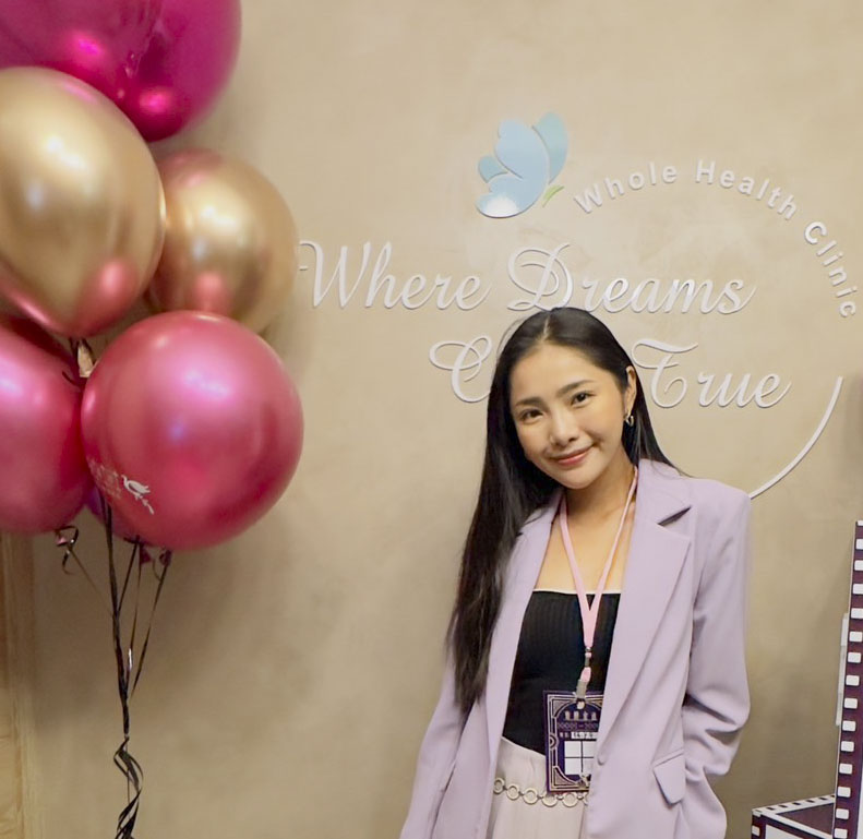 新 生 代 歌 手 楊 淨 宇 參 與 荃 威 健 康 美 學 診 所 歲 未 派 對 並 現 場 駐 唱 共 襄 盛 舉 。 新 生 代 歌 手 楊 淨 宇 參 與 荃 威 健 康 美 學 診 所 歲 未 派 對 並 現 場 駐 唱 共 襄 盛 舉 。