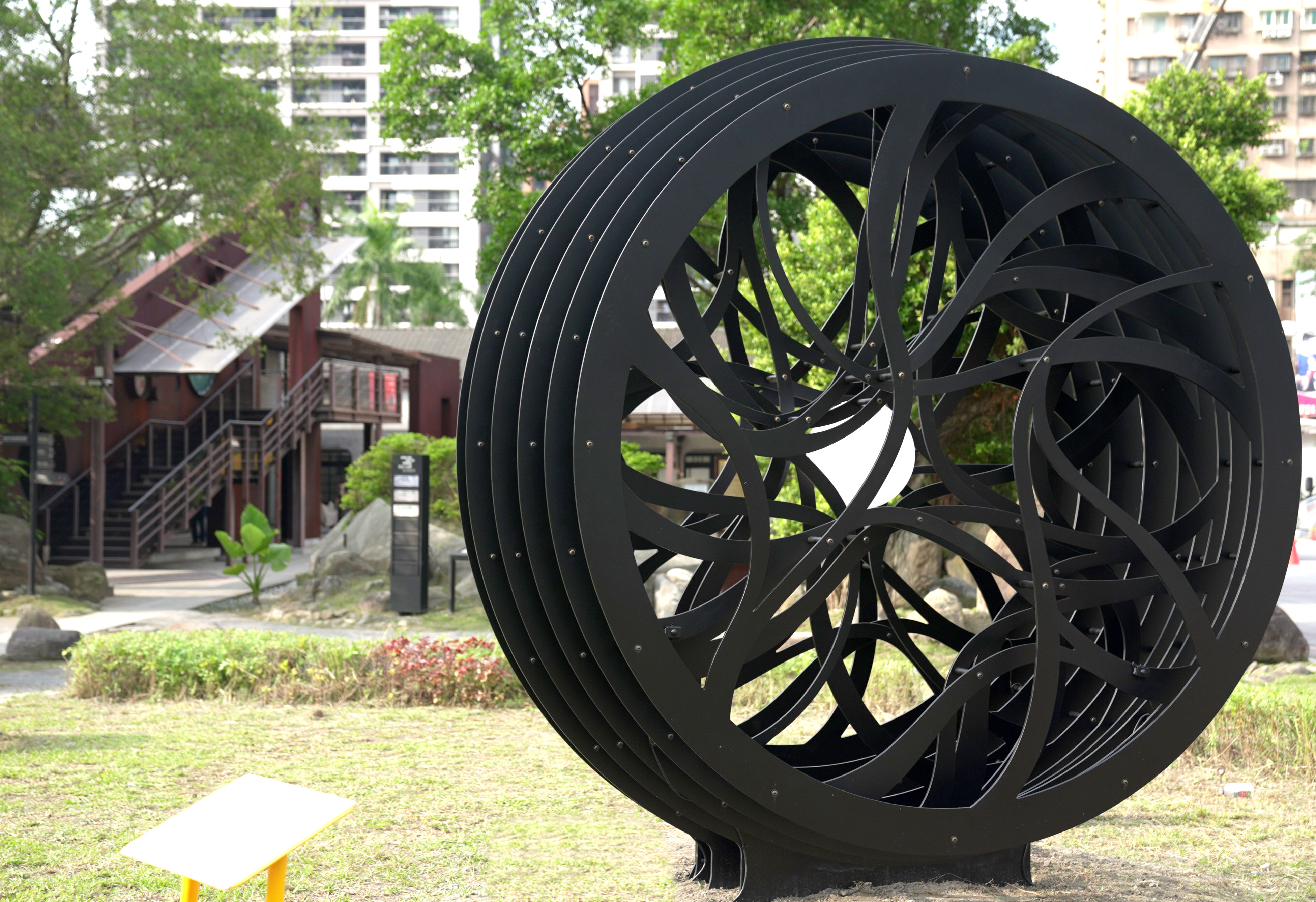 步 里 赫 森 作 品 《 光 核 》 設 置 於 瓶 蓋 工 廠 台 北 製 造 所 ( 日 間 2 ) 步 里 赫 森 作 品 《 光 核 》 設 置 於 瓶 蓋 工 廠 台 北 製 造 所 ( 日 間 2 )