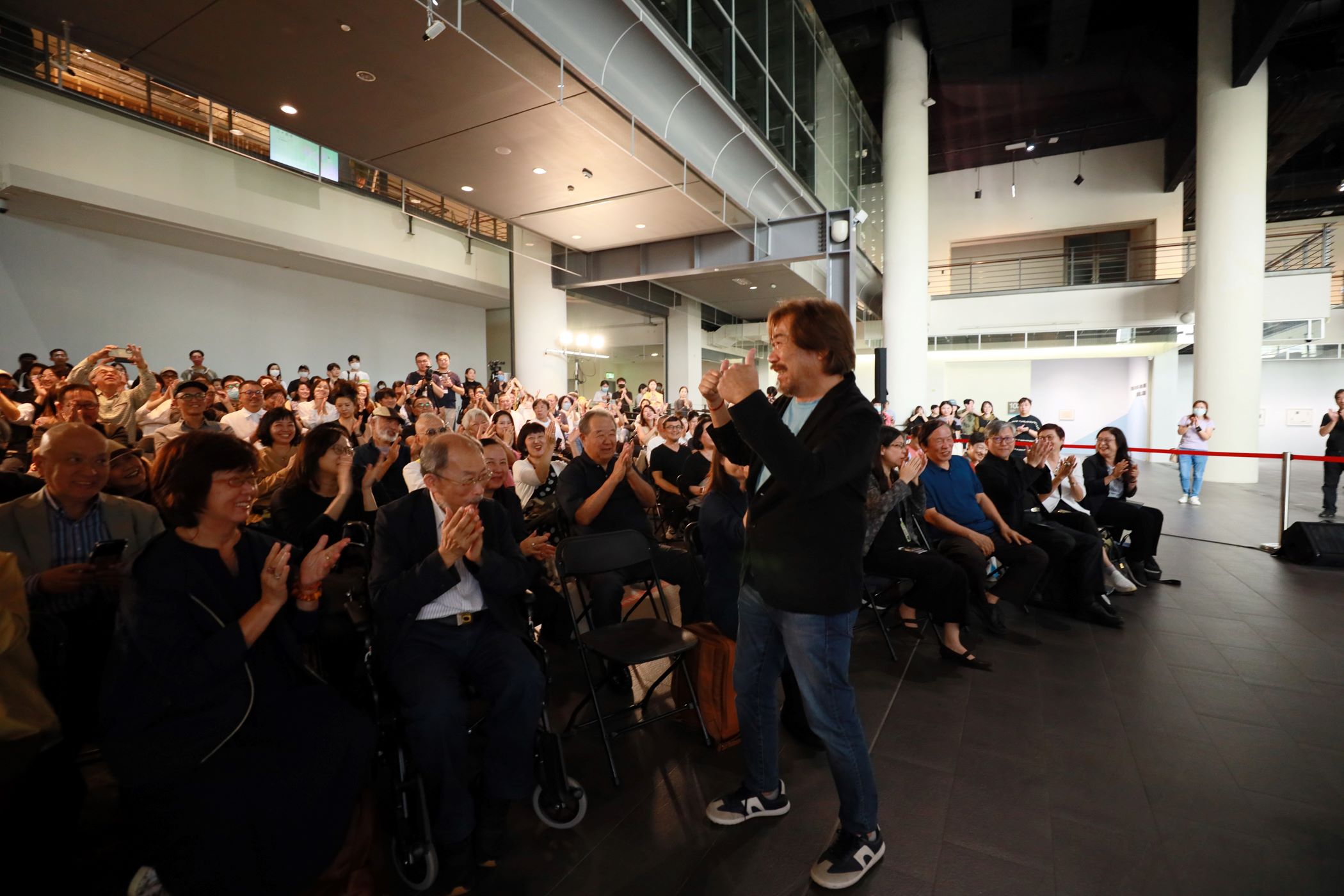 「 越 野 的 靈 光 ： 莊 普 個 展 」 盛 大 開 幕 ， 藝 術 家 莊 普 向 遠 道 而 來 的 親 朋 好 友 致 意   圖 / 國 美 館 提 供 