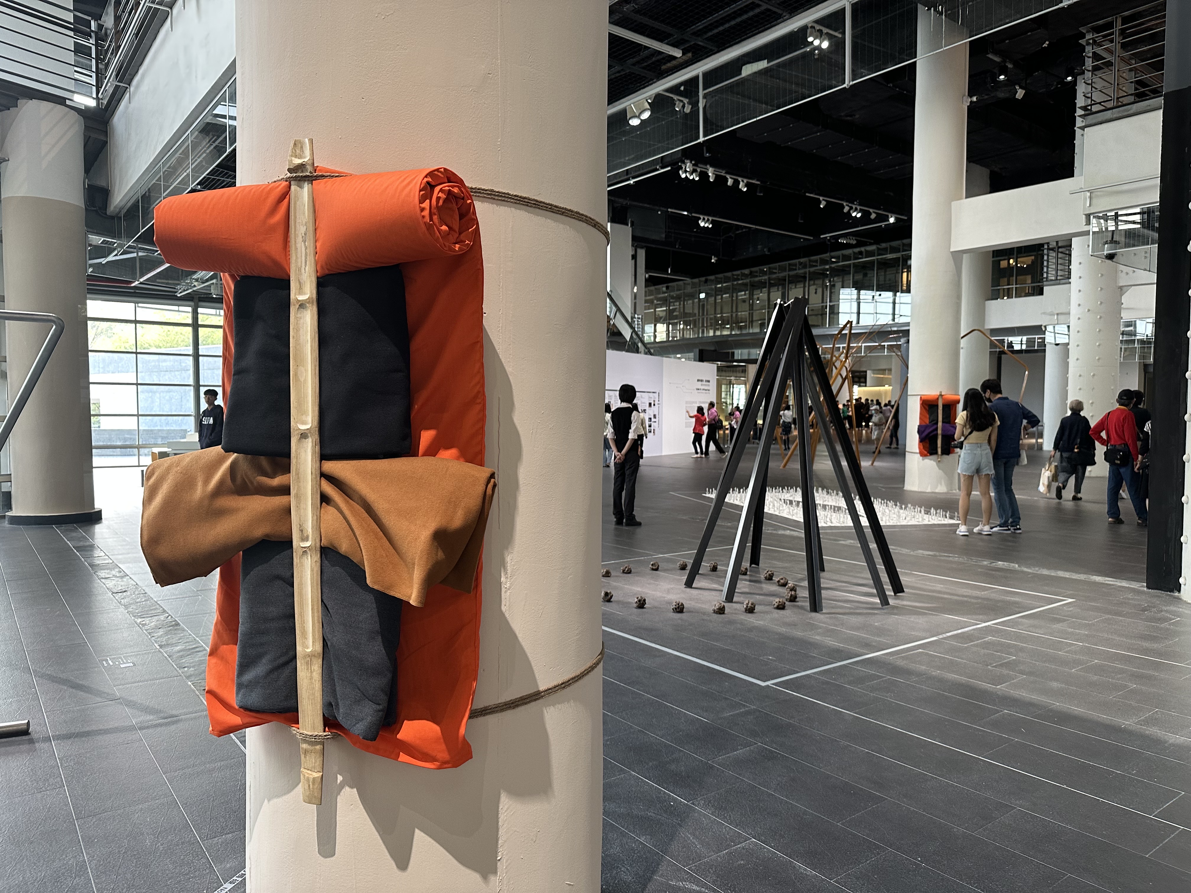 莊 普 ， 即 刻 峇 里 島 ， 2 0 2 3 ， 扁 擔 、 毛 毯 、 麻 繩 、 瑜 珈 墊 ， 尺 寸 依 場 地 而 定 。   攝 影 / 戴 衣 薰 