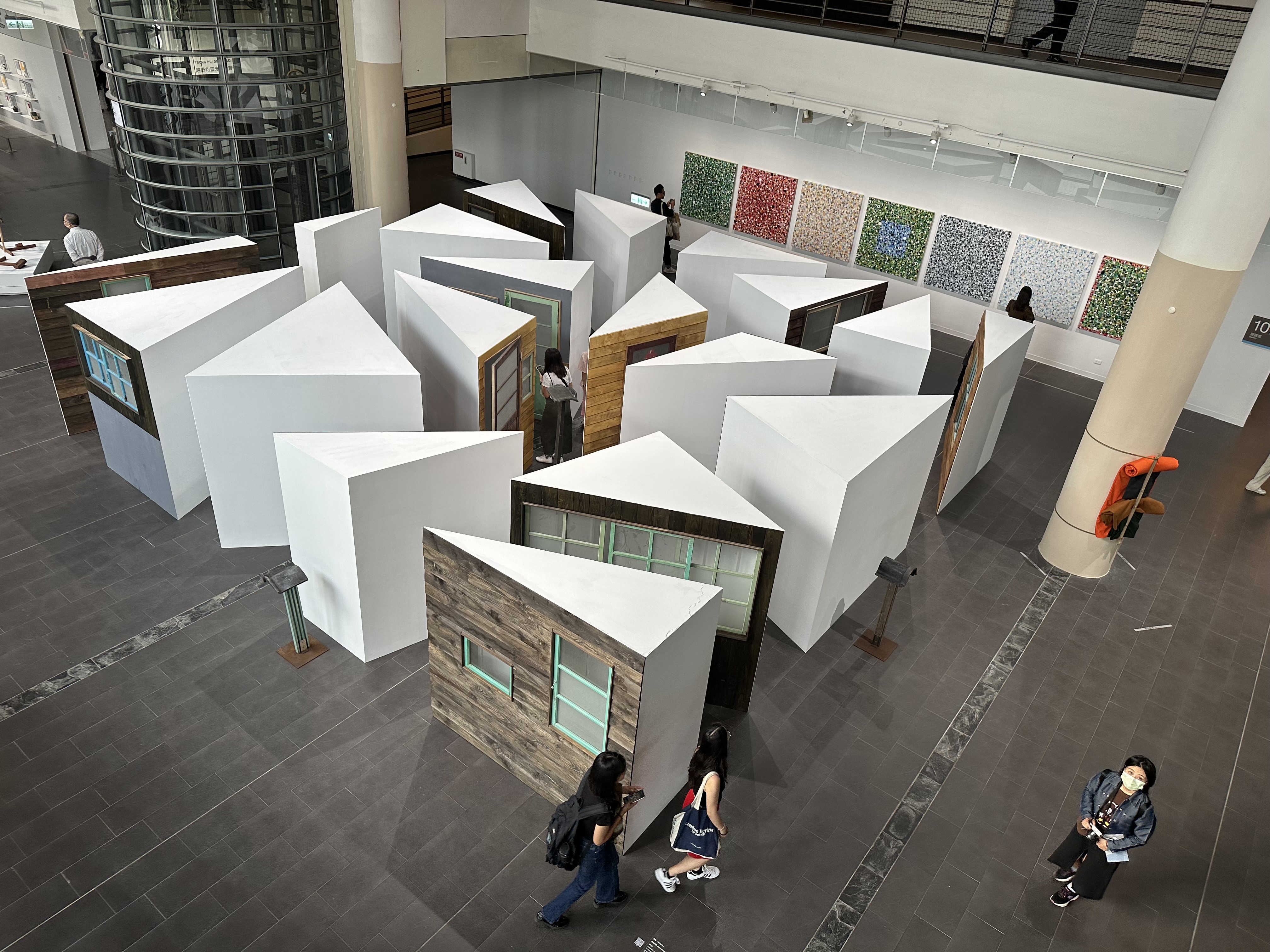 莊 普 ， 召 喚 神 話 ， 2 0 1 3 ， 複 合 媒 材 裝 置 ， 尺 寸 依 場 地 而 定 。   攝 影 / 戴 衣 薰 