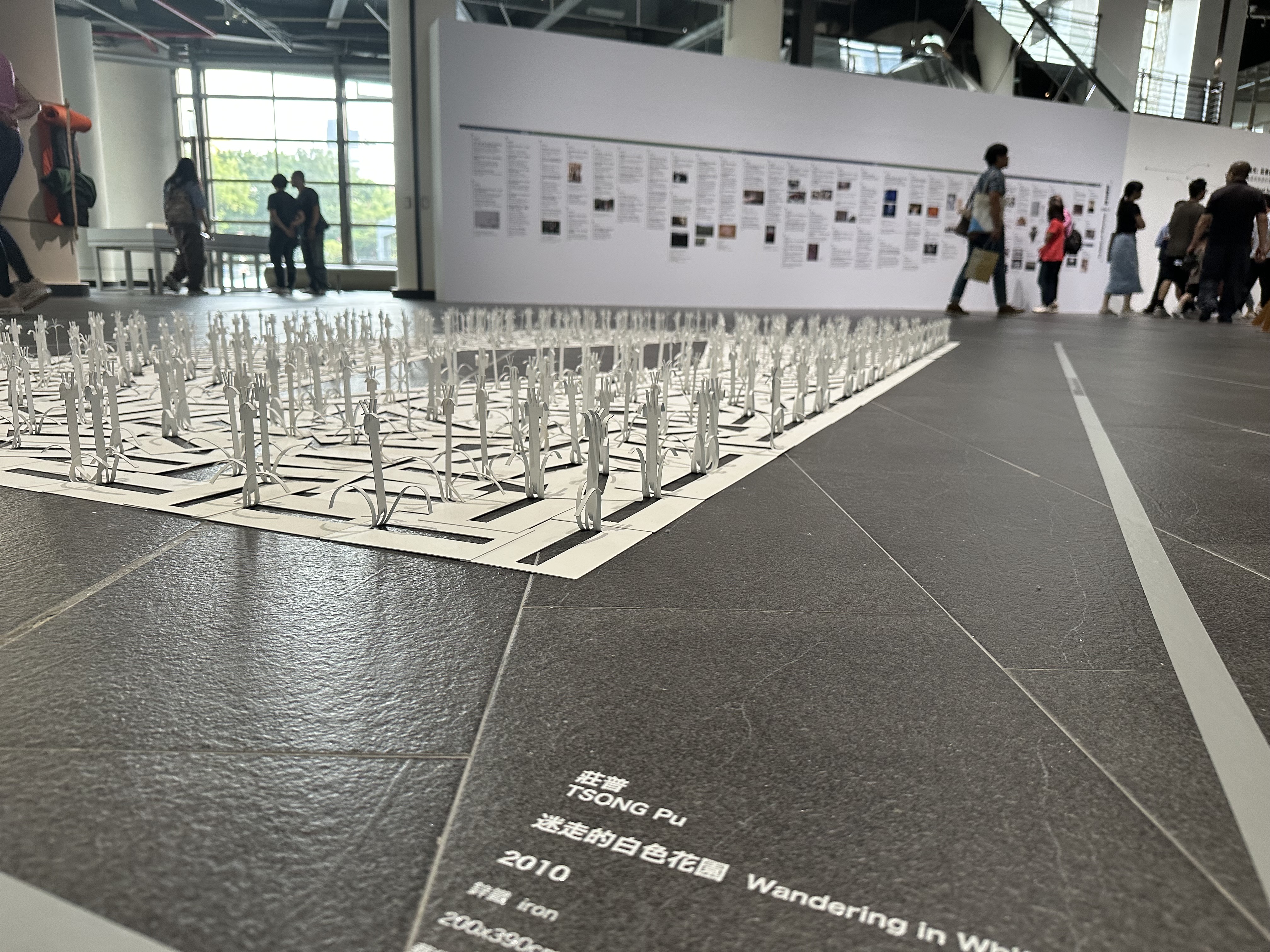 莊 普 ， 迷 走 的 白 色 花 園 ， 2 0 1 0 ， 鋅 鐵 ， 2 0 0 x 3 9 0 c m 。   攝 影 / 戴 衣 薰 