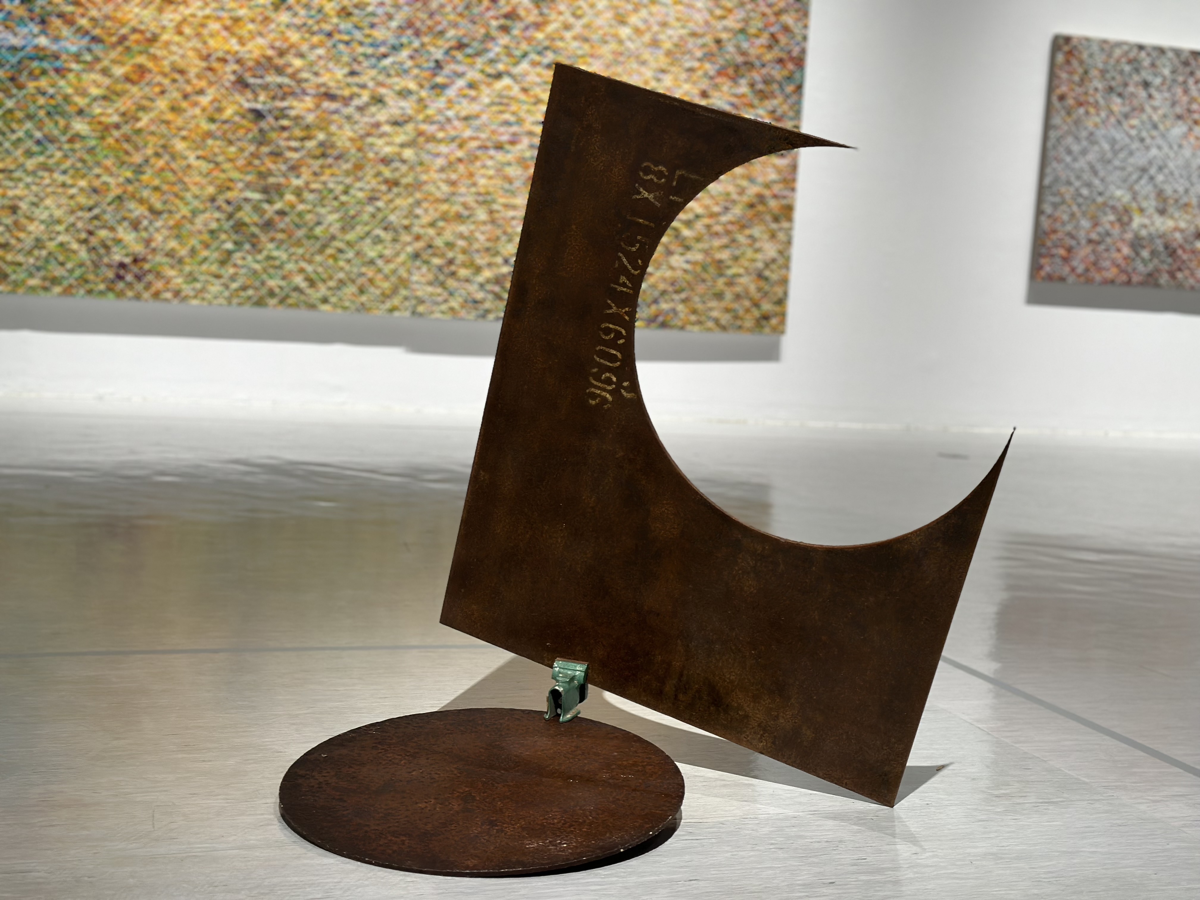 莊 普 ， 月 落 ‧ 日 出 ， 1 9 8 6 ， 鐵 板 、 鐵 鋏 ， 1 0 0 x 5 0 x 9 0 c m ， 藝 術 家 提 供 。   攝 影 / 戴 衣 薰 