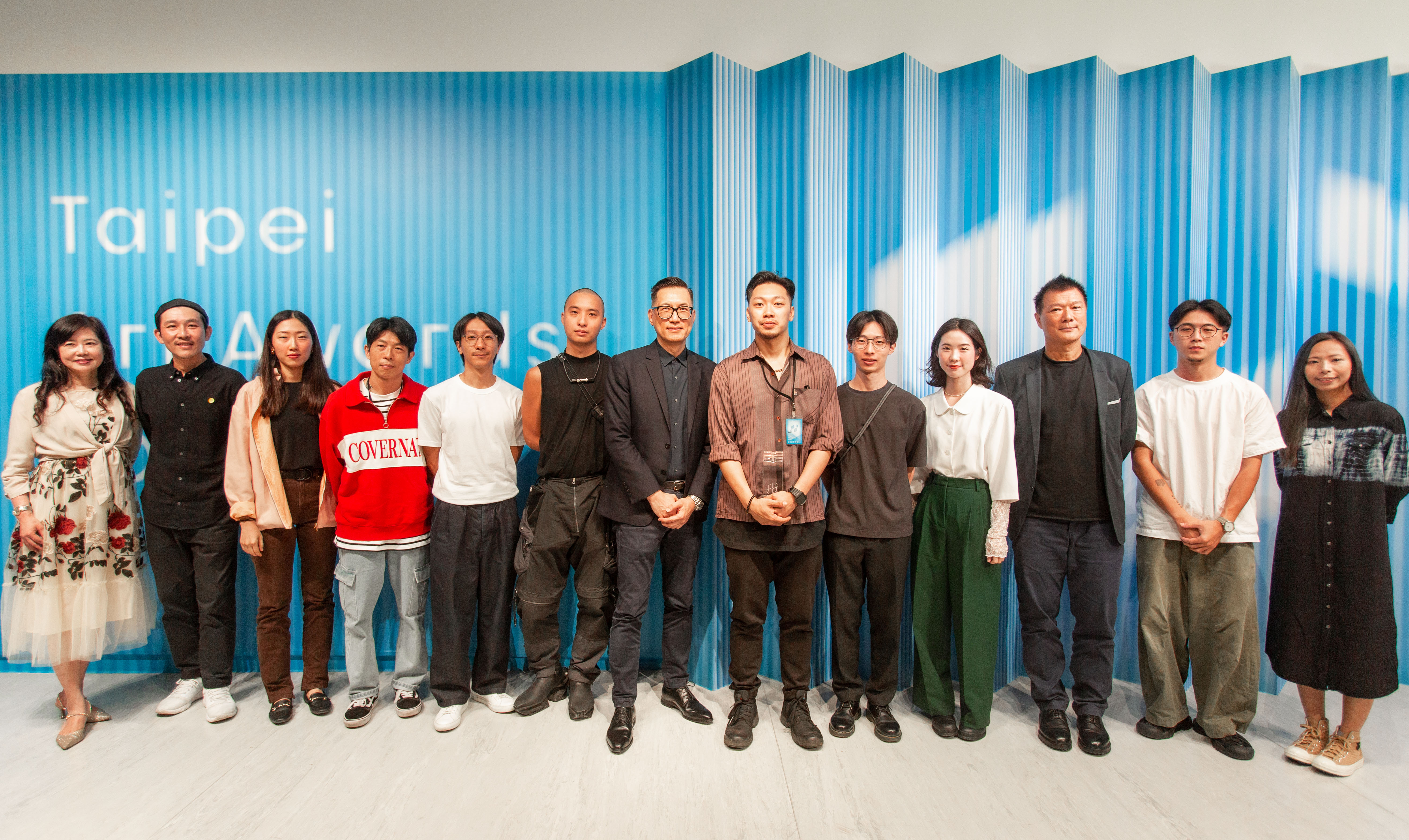 臺 北 市 政 府 文 化 局 蔡 詩 萍 局 長 、 北 美 館 王 俊 傑 館 長 、 評 審 團 委 員 及 「 2 0 2 3 臺 北 美 術 獎 」 得 獎 者 們   圖 / 北 美 館 提 供 