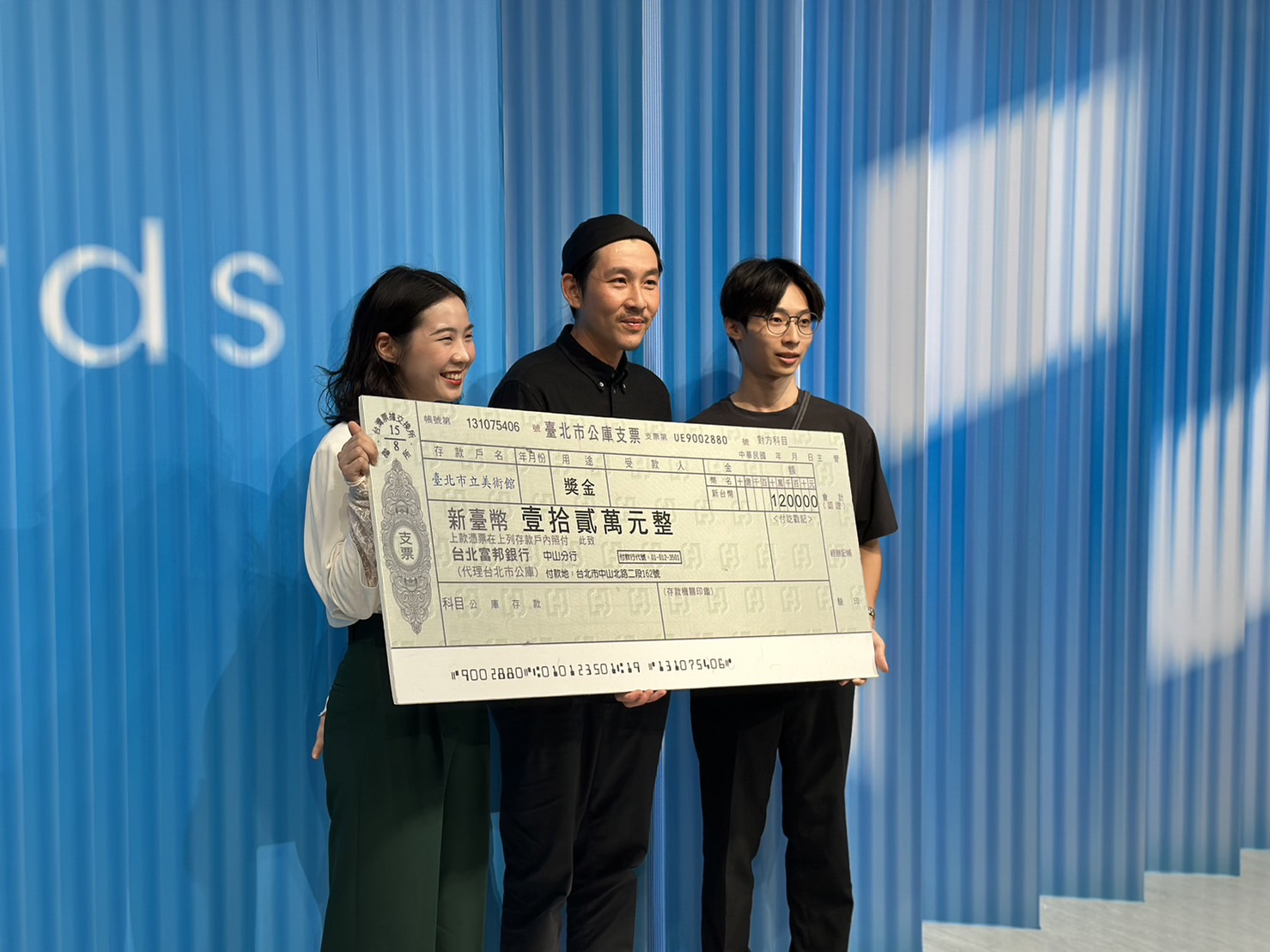 兩 位 優 選 獎 得 主 ， 吳 瑋 庭 與 陳 姿 尹 ， 頒 獎 人 暨 評 審 委 員 林 昆 穎 。   攝 影 / 戴 衣 薰 