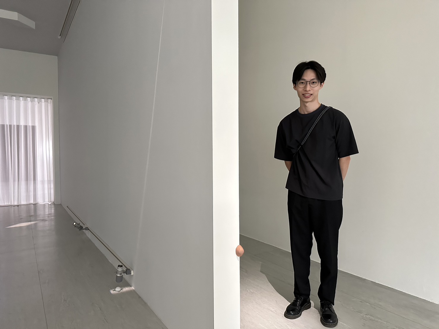 優 選 獎 得 主 吳 瑋 庭 與 作 品 《 日 常 雜 訊 ─ ─ 錯 覺 層 次 》 。 攝 影 / 戴 衣 薰 