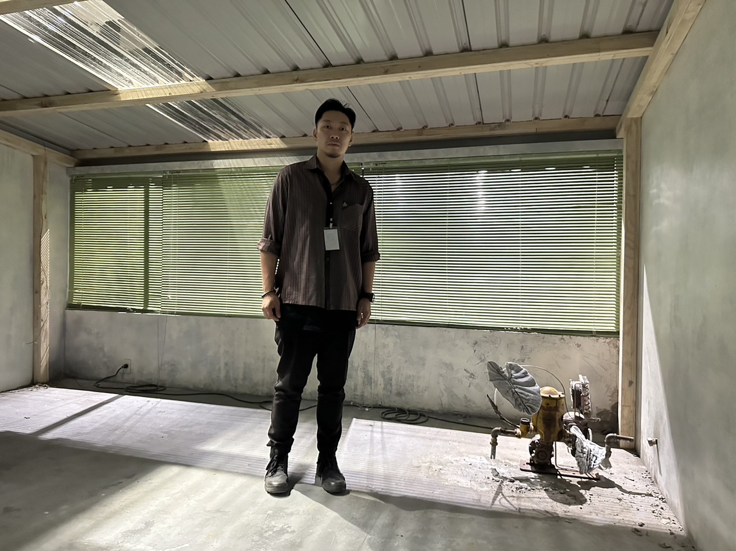 首 獎 得 主 陳 肇 驊 與 作 品 《 在   下 圭 柔 山 》 。 攝 影 / 戴 衣 薰 