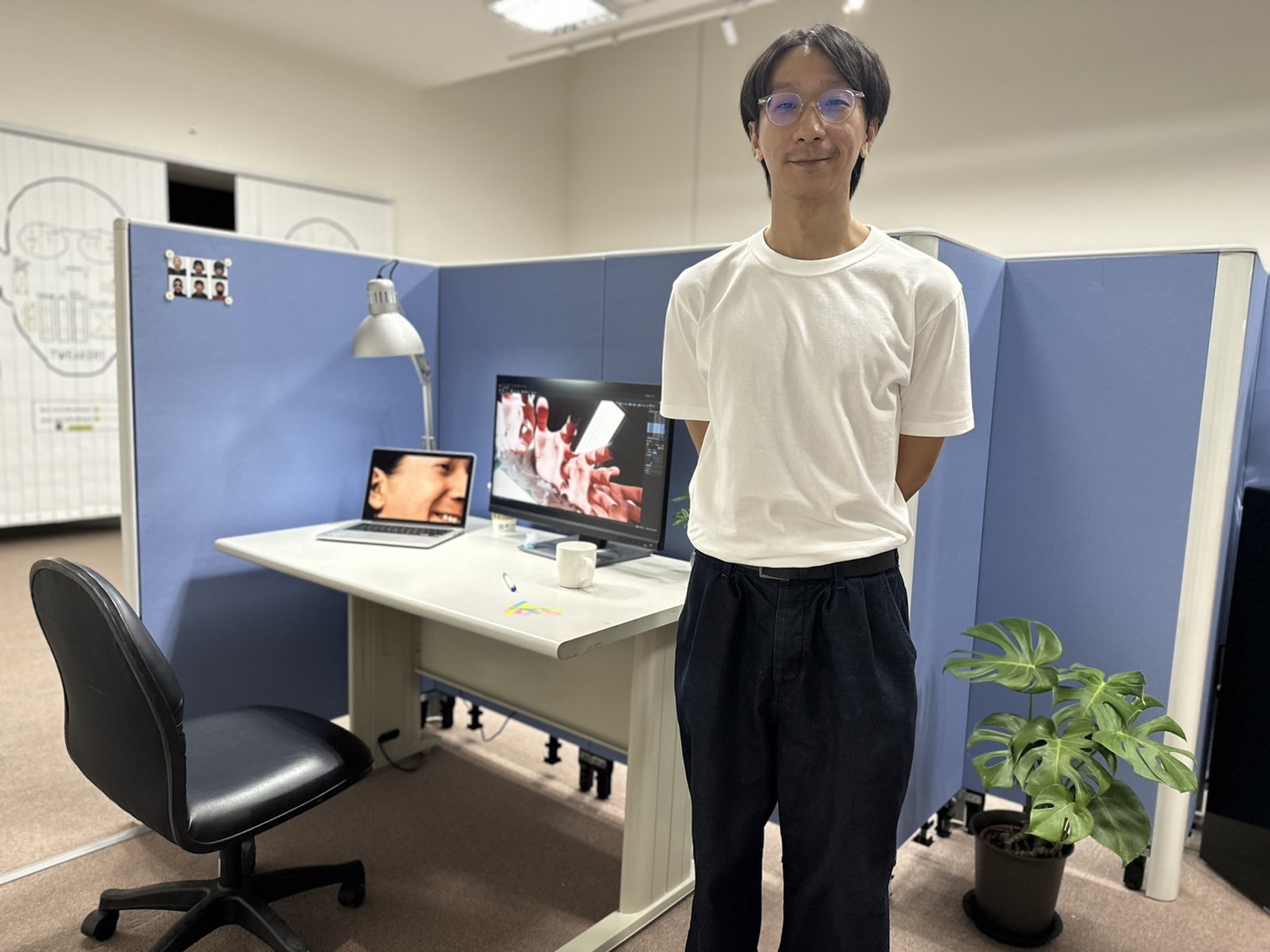 入 選 藝 術 家 莊 培 鑫 與 得 獎 作 品 《 進 入 的 方 法 》 合 照 。 攝 影 / 戴 衣 薰 